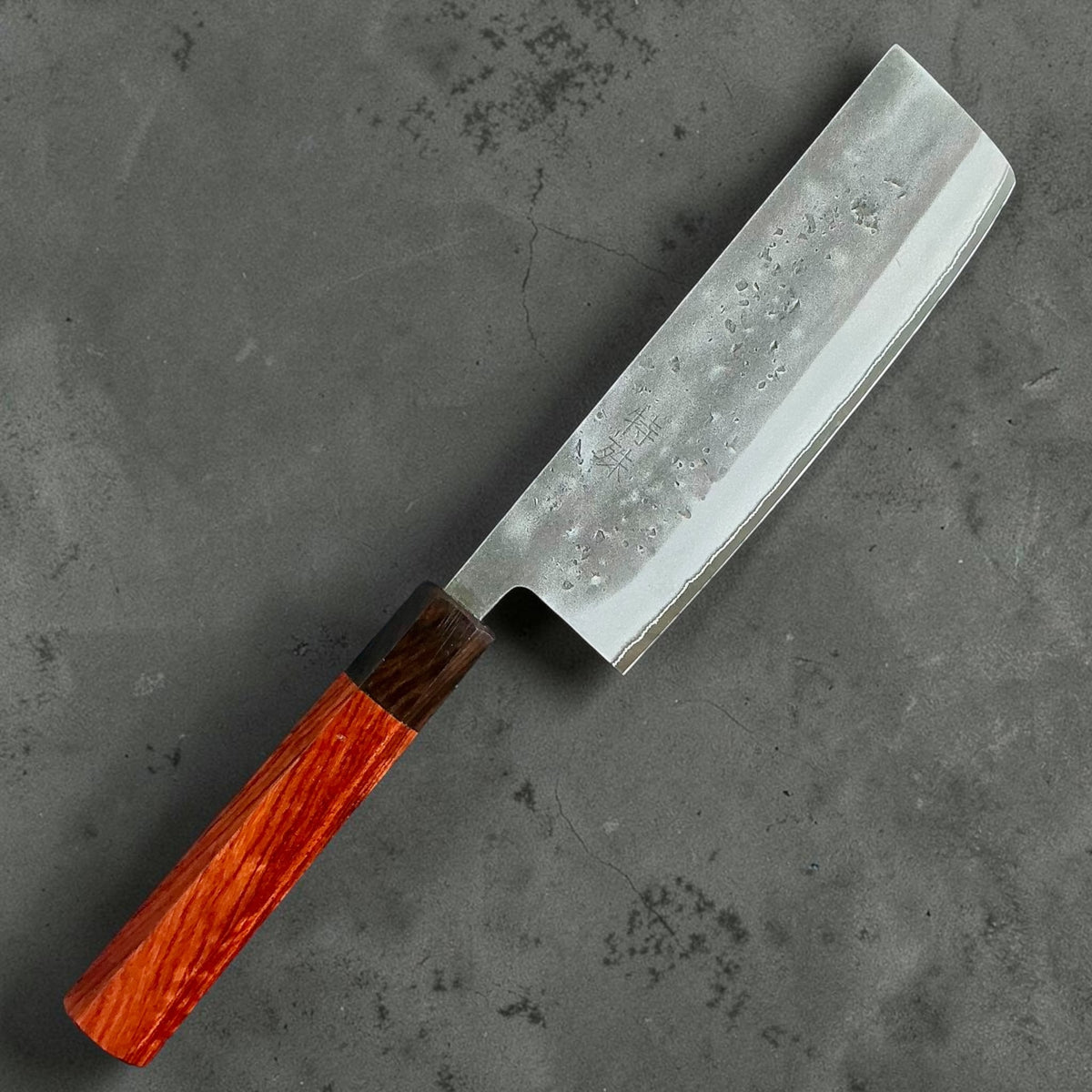 Tokushu Knife stainless clad Blue No. 2 Nashiji Nakiri 165mm — handvat van palissander en ebbenhout, schuin vooraanzicht #handle_rosewood & ebony