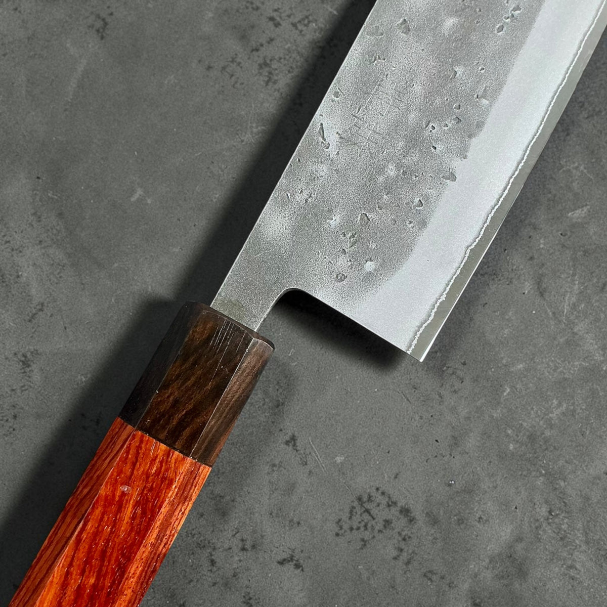 Tokushu Knife stainless clad Blue No. 2 Nashiji Nakiri 165mm — handvat van palissander en ebbenhout, detail van lemmetvoet en handvat #handle_rosewood & ebony