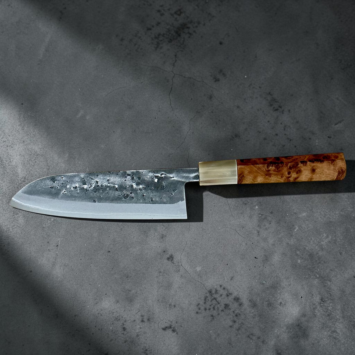 Full side profile of the Tokushu Knife Santoku 165 mm with cypress and buffalo horn handle