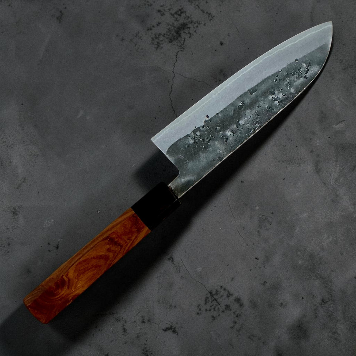 Reverse side of the Tokushu Knife Santoku 165 mm with rosewood and Amboyna handle