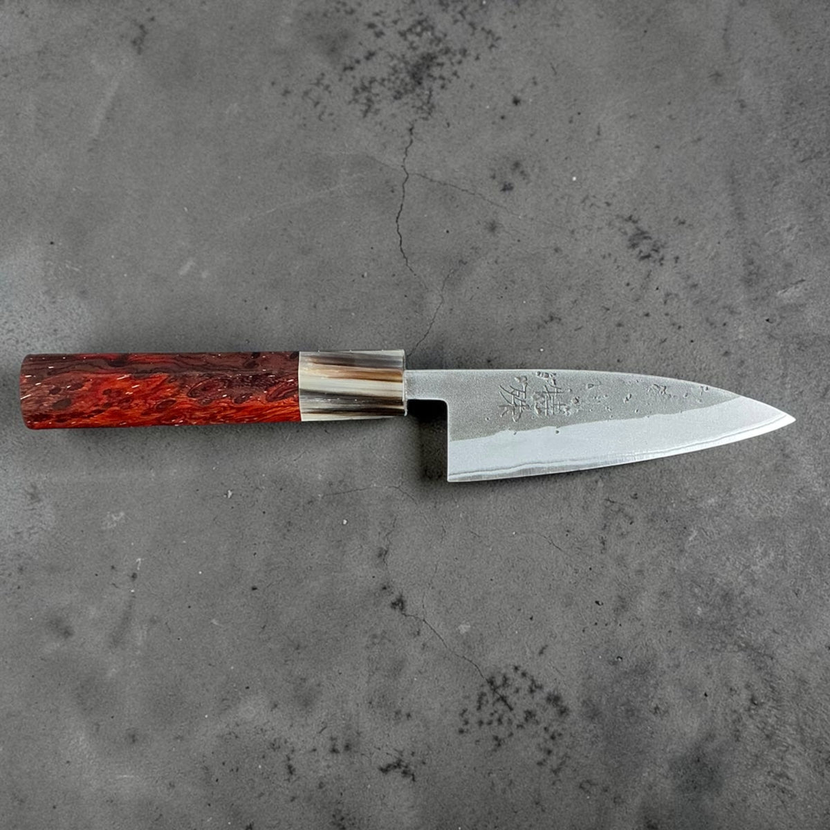 Tokushu Knife stainless clad Blue No. 2 Nashiji 105 mm met wa-handvat van palissander en buffelhoorn, volledig lemmet, vooraanzicht #handle_rosewood & buffalo horn