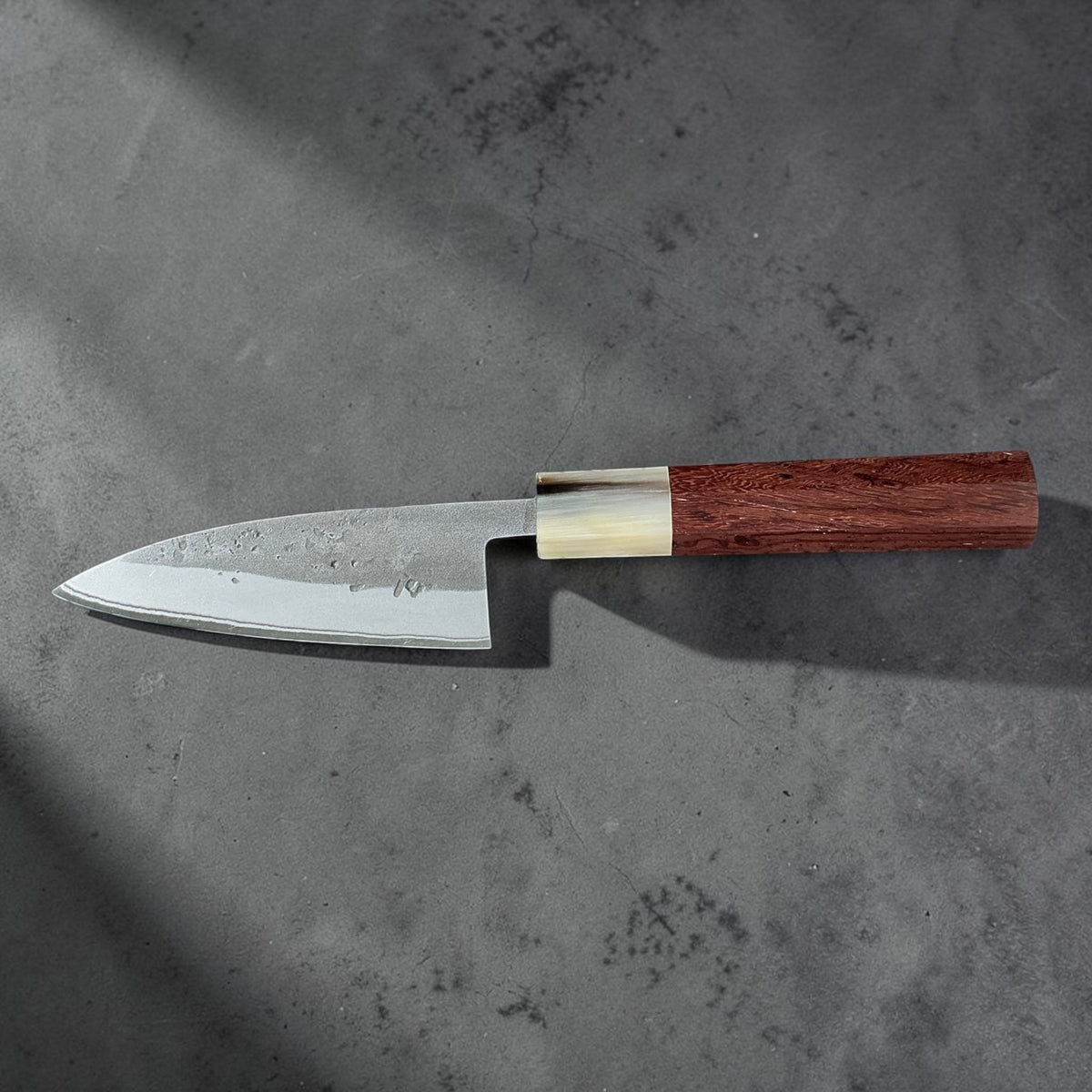 Tokushu Knife stainless clad Blue No. 2 Nashiji 105 mm met wa-handvat van palissander en buffelhoorn, volledig lemmet, achteraanzicht #handle_rosewood & buffalo horn