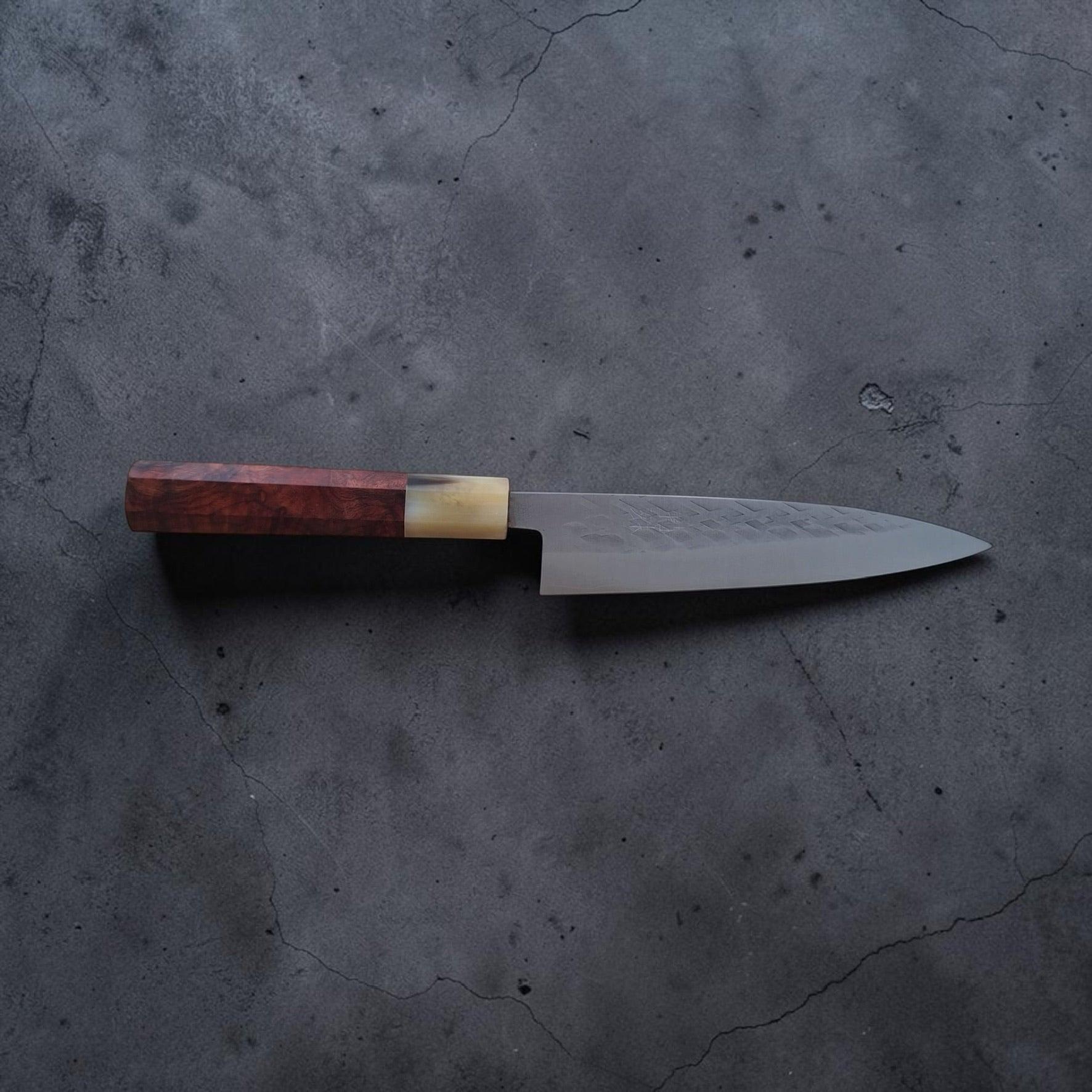 Full profile of the Tokushu Knife Hammertone SLD Hiraki Petty 165mm with custom wa handle