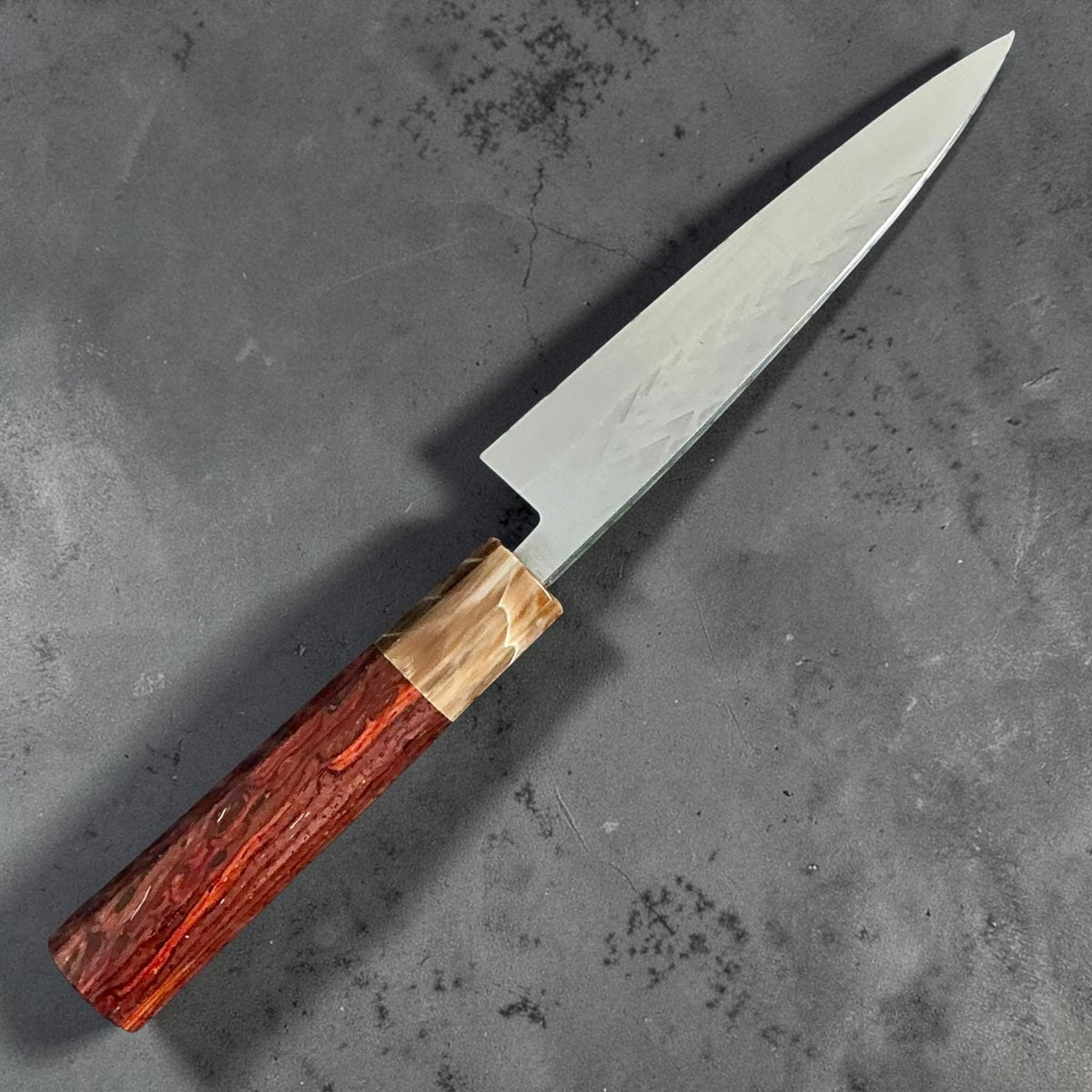 Tokushu Knife Hammertone SLD Petty 135mm met wa-handvat van palissander en buffelhoorn, volledig mes #handle_rosewood & buffalo horn
