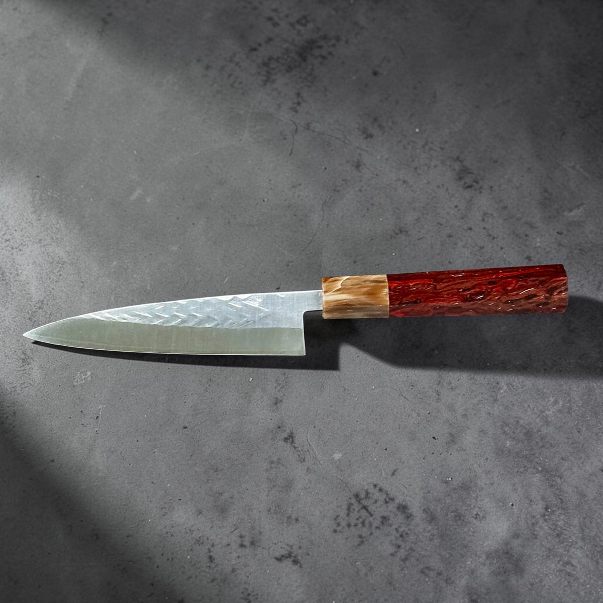 Tokushu Knife Hammertone SLD Petty 135mm, palissander & buffelhoorn, achterprofiel #handle_rosewood & buffalo horn