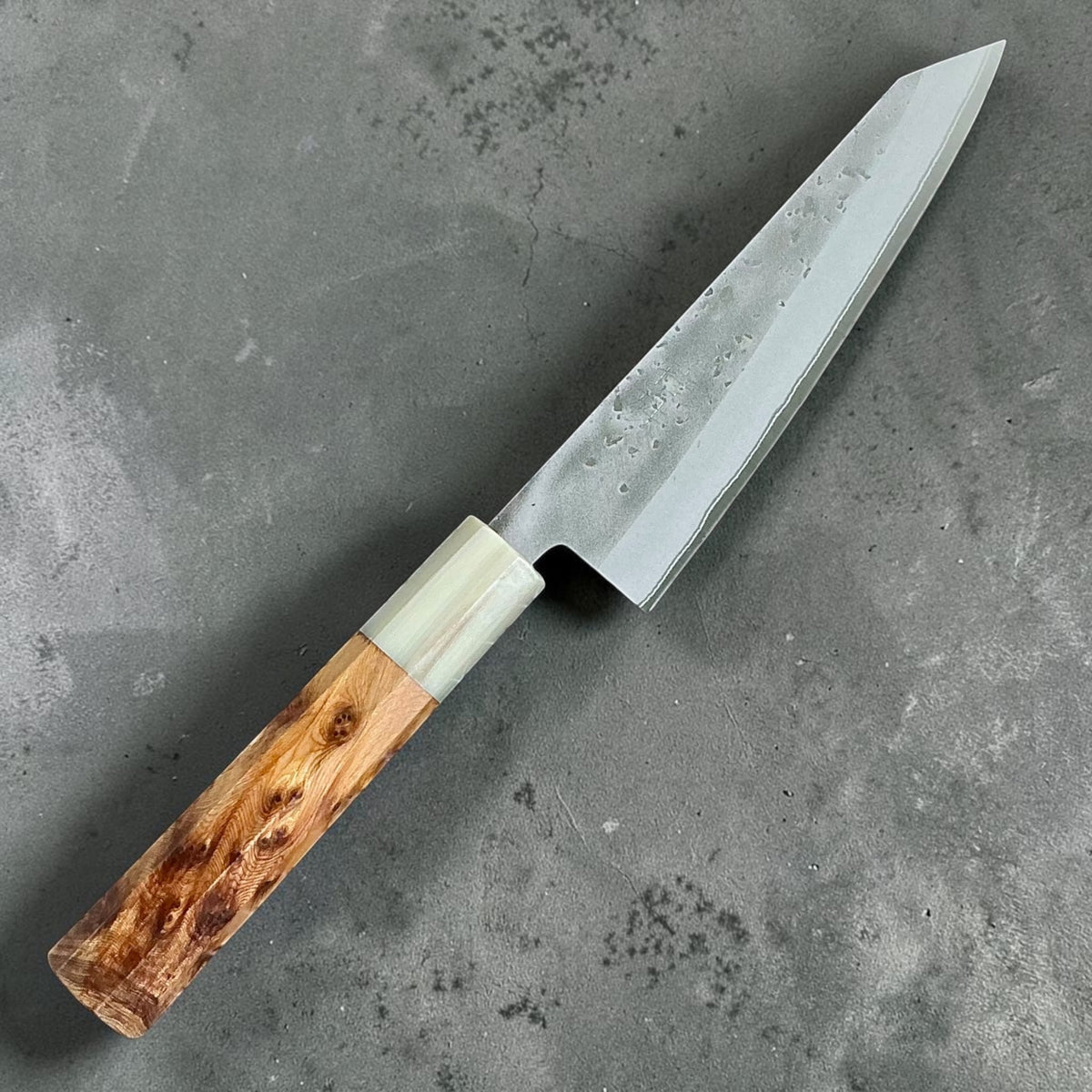 Tokushu Knife Honesuki 150mm Nashiji Blue No. 2 met handvat van cipressenhout en hoorn, vooraanzicht #handle_cypress & horn