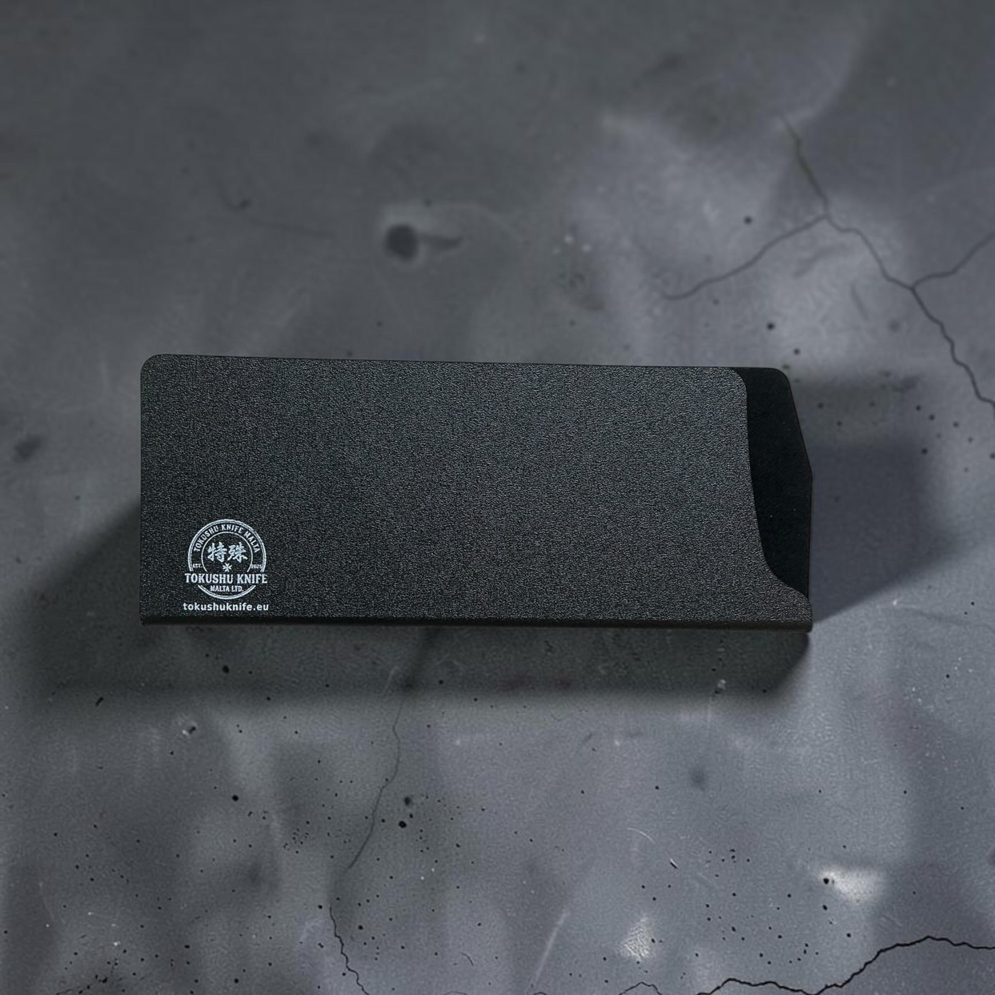 Schwarzer Klingenschutz von Tokushu Knife in besonders hoher Ausführung