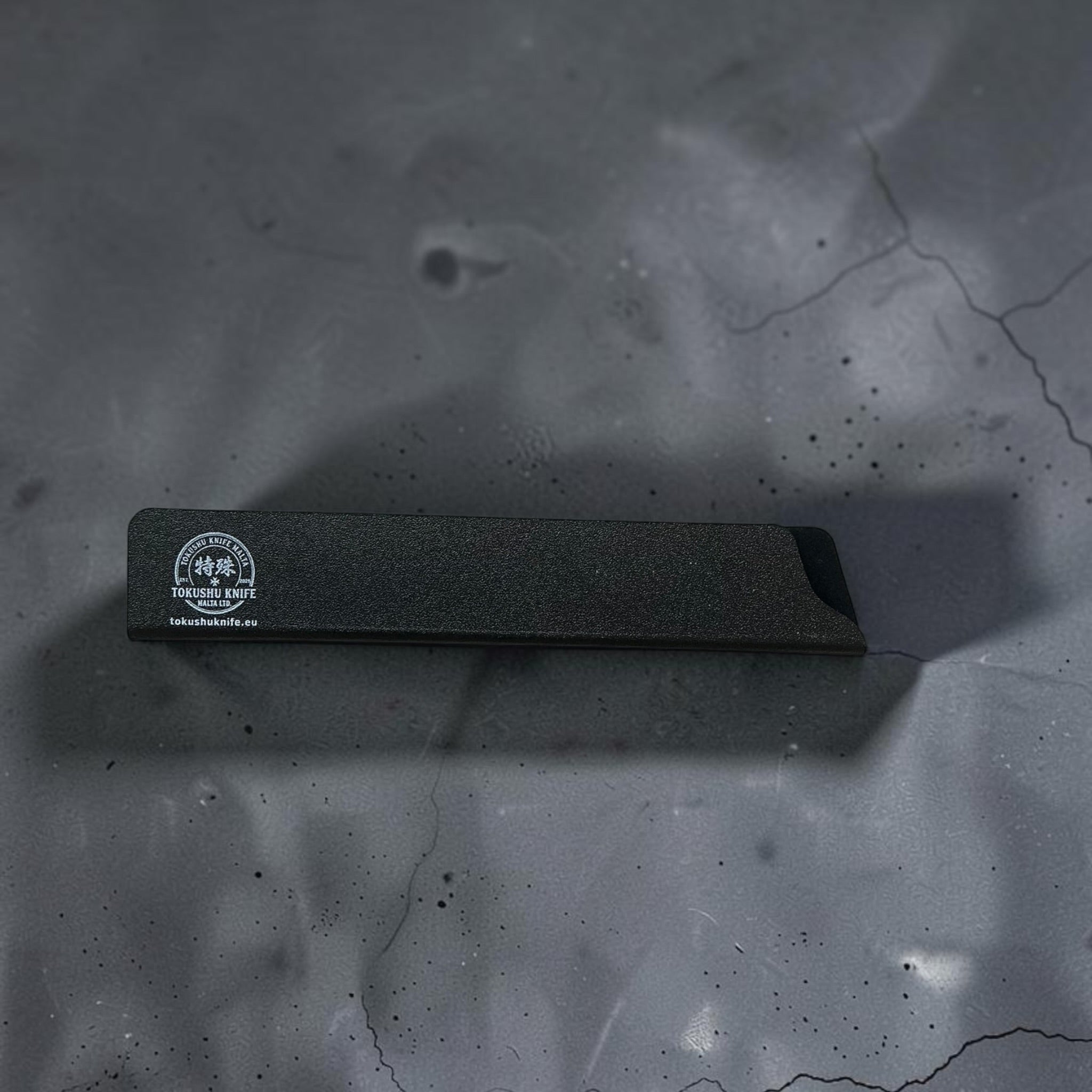 Schwarzer Klingenschutz von Tokushu Knife in langer, schmaler Ausführung