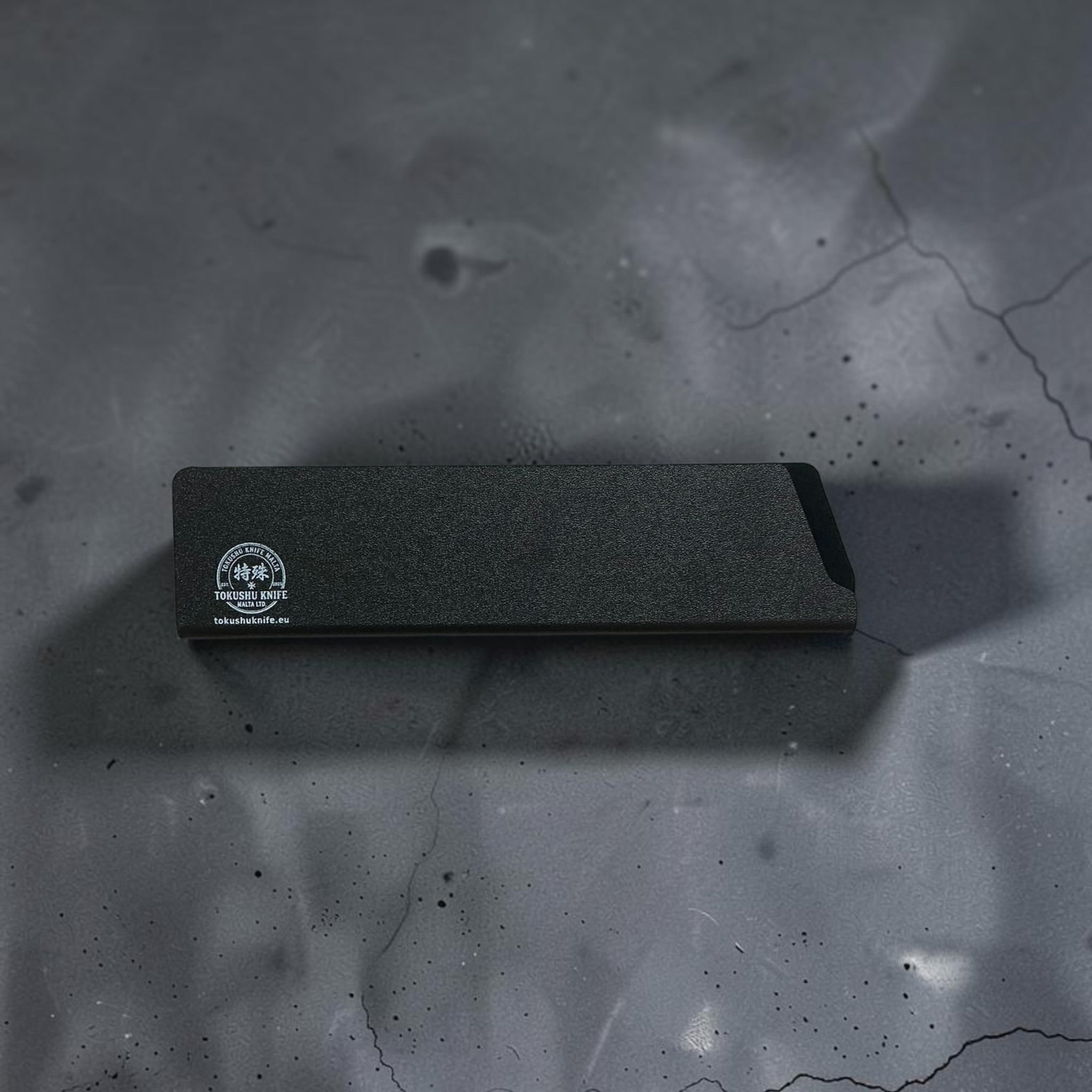 Schwarzer Klingenschutz von Tokushu Knife in mittlerer Ausführung
