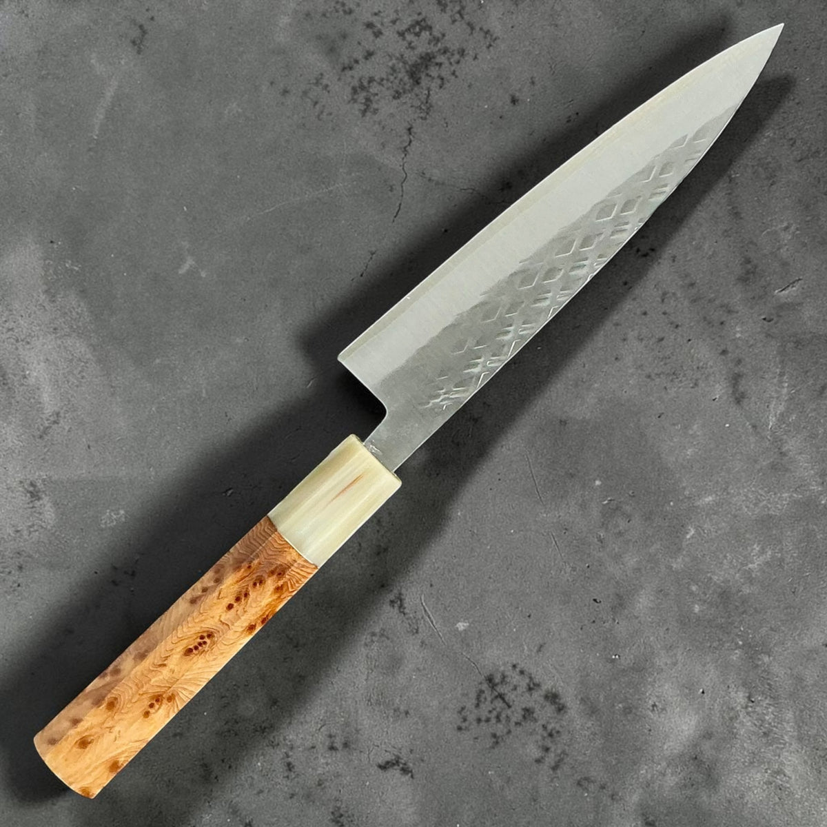 Tokushu Knife Hammertone SLD Hiraki Petty 165mm, rękojeść z cyprysu i rogu bawolego, widok z tyłu #handle_cypress & buffalo horn
