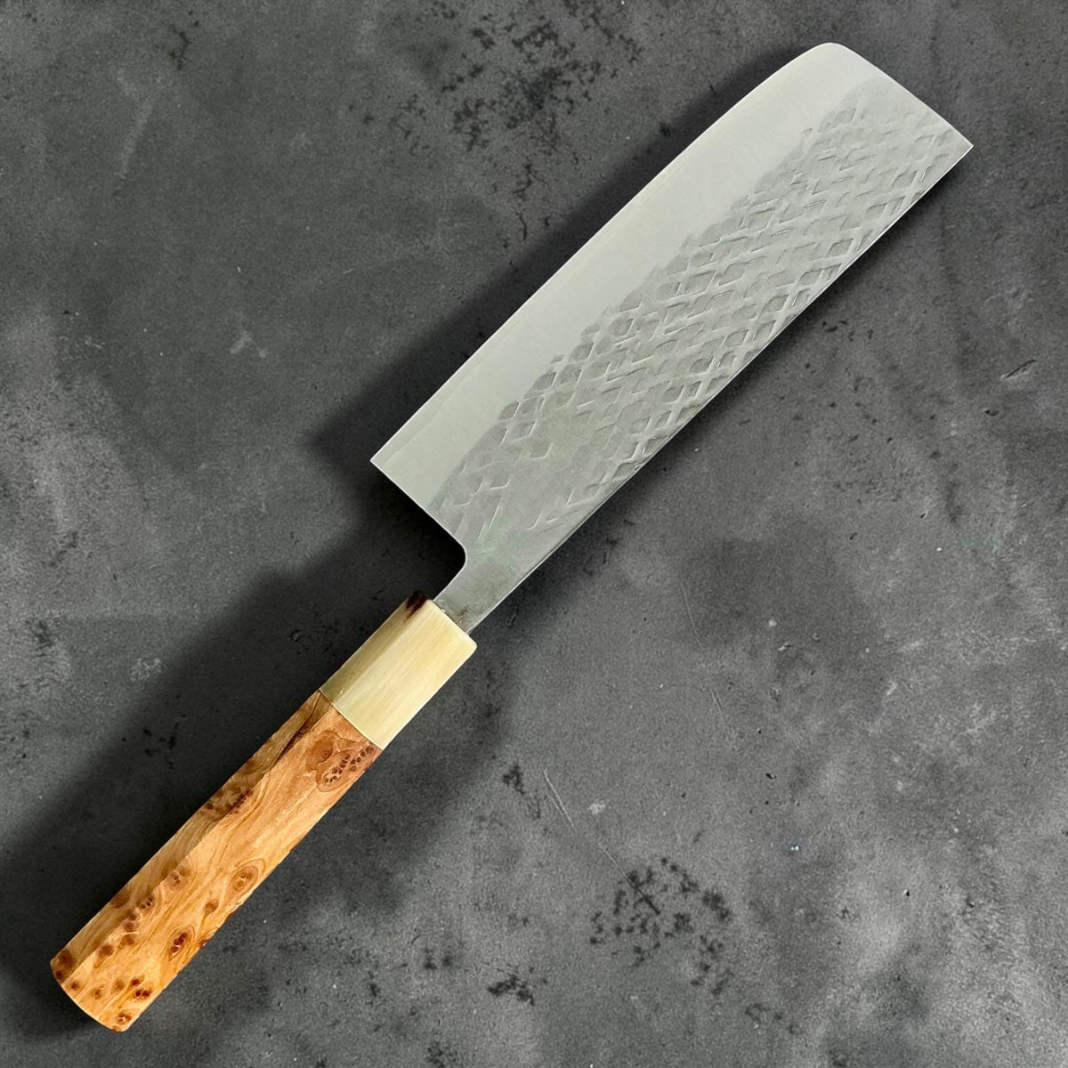 Tokushu Knife Tsuchime SLD 165mm Nakiri avec manche en cyprès et corne de buffle wa, vue de dos #handle_cypress & buffalo horn