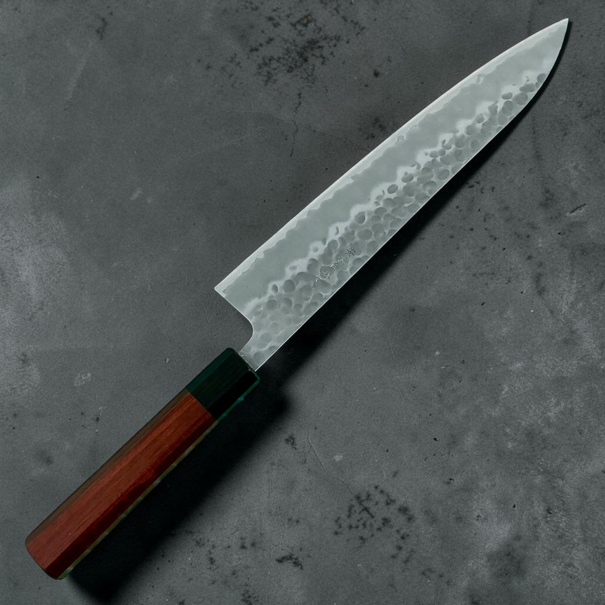 Tokushu Knife Tsuchime Gyuto 240mm, palissander & ebbenhout, achterzijde #handle_rosewood & ebony