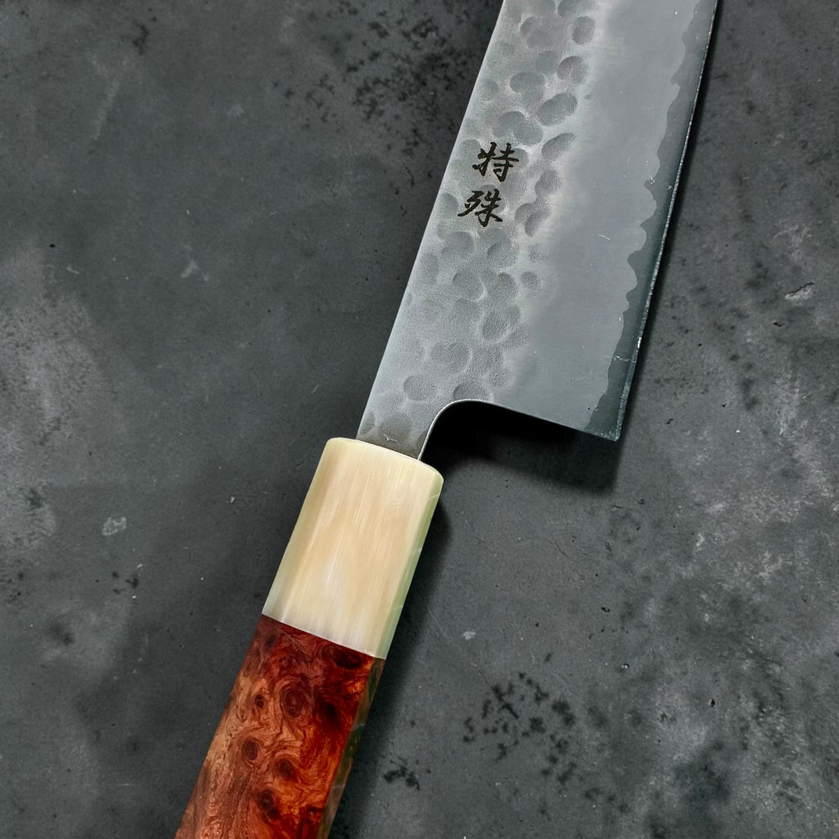 Tokushu Knife Tsuchime Gyuto 240mm, palissander & hoorn, detail van handvat en lemmet #handle_rosewood & horn