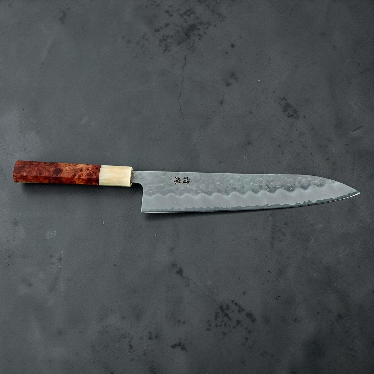 Tokushu Knife Tsuchime Gyuto 240mm, palissander & hoorn, zijprofiel #handle_rosewood & horn