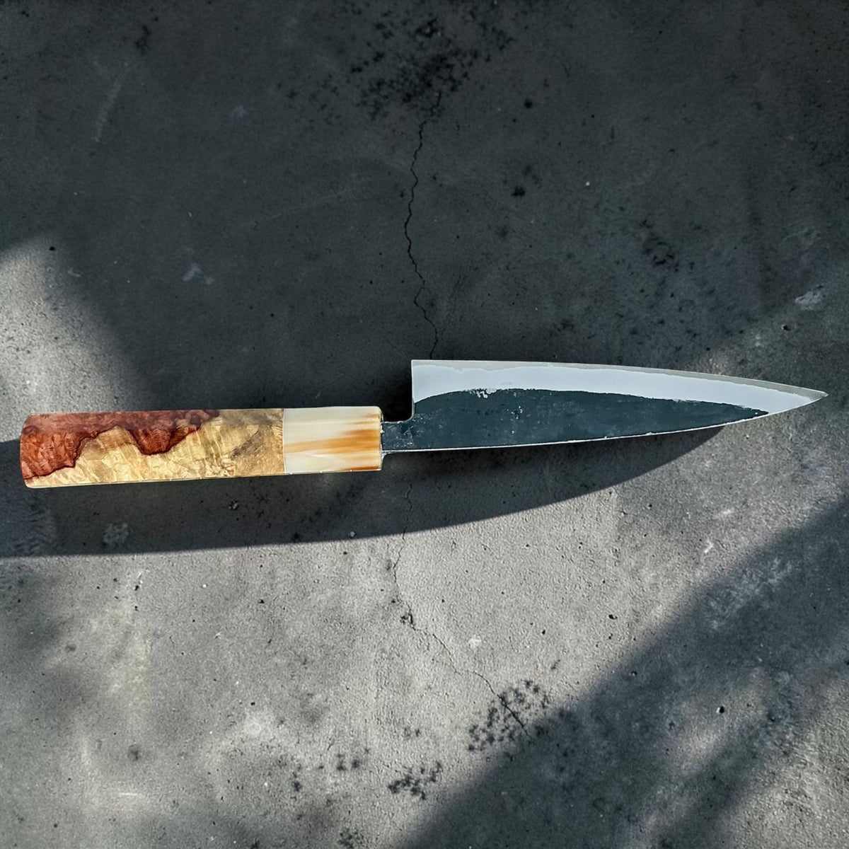 Tokushu Knife White No. 2 iron clad forged finish petty 135mm, Amboyna e corno a contrasto, profilo del retro #handle_amboyna & contrast horn