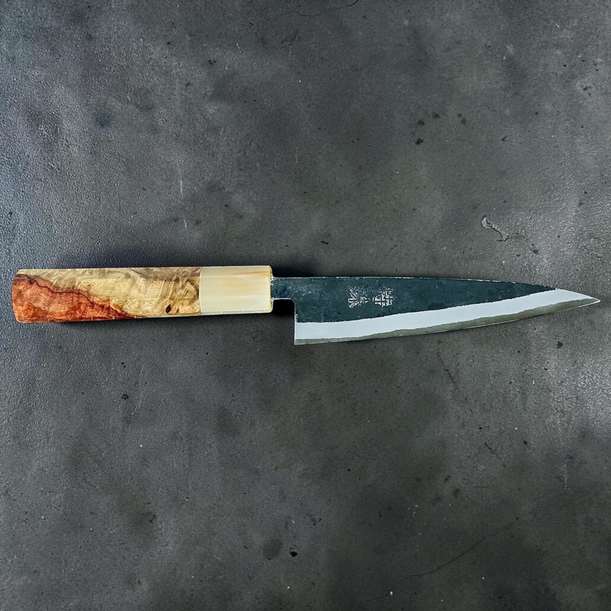 Tokushu Knife White No. 2 iron clad forged finish petty 135mm, Amboyna e corno a contrasto, profilo frontale #handle_amboyna & contrast horn