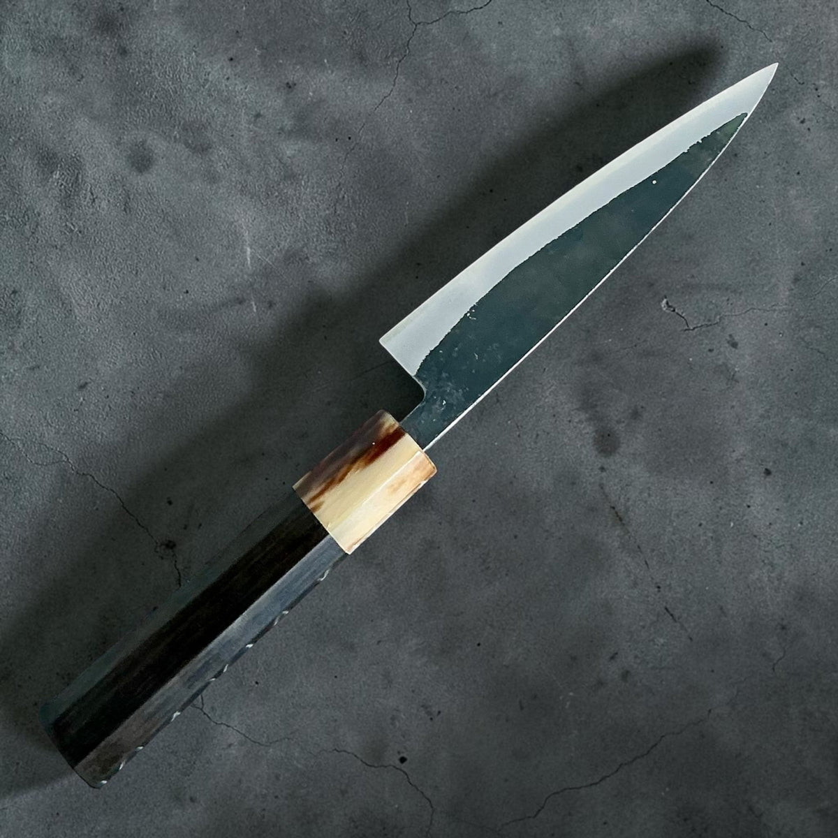 Tokushu Knife White No. 2 iron clad forged finish petty 135mm, ebano e corno, coltello intero, retro #handle_ebony & horn
