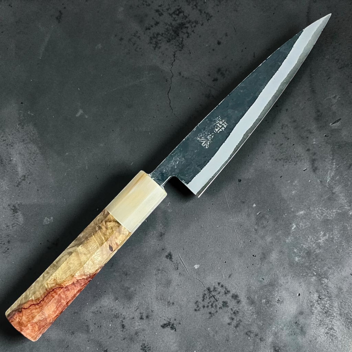 Tokushu Knife White No. 2 iron clad forged finish petty 135mm, Amboyna & hoorn met contrast, volledig mes, voorzijde #handle_amboyna & contrast horn