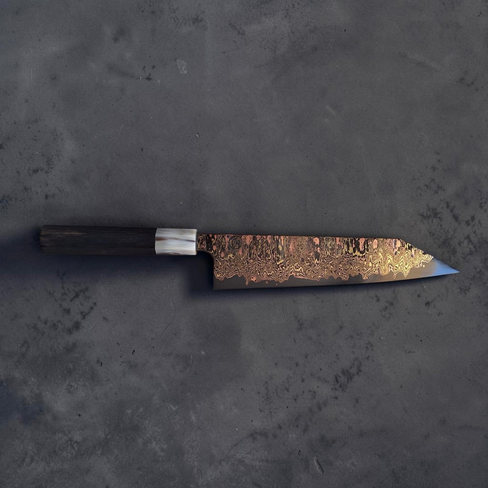 Profilo laterale completo del Tu Nguyen 210mm 52100 rainbow Damascus kiritsuke gyuto