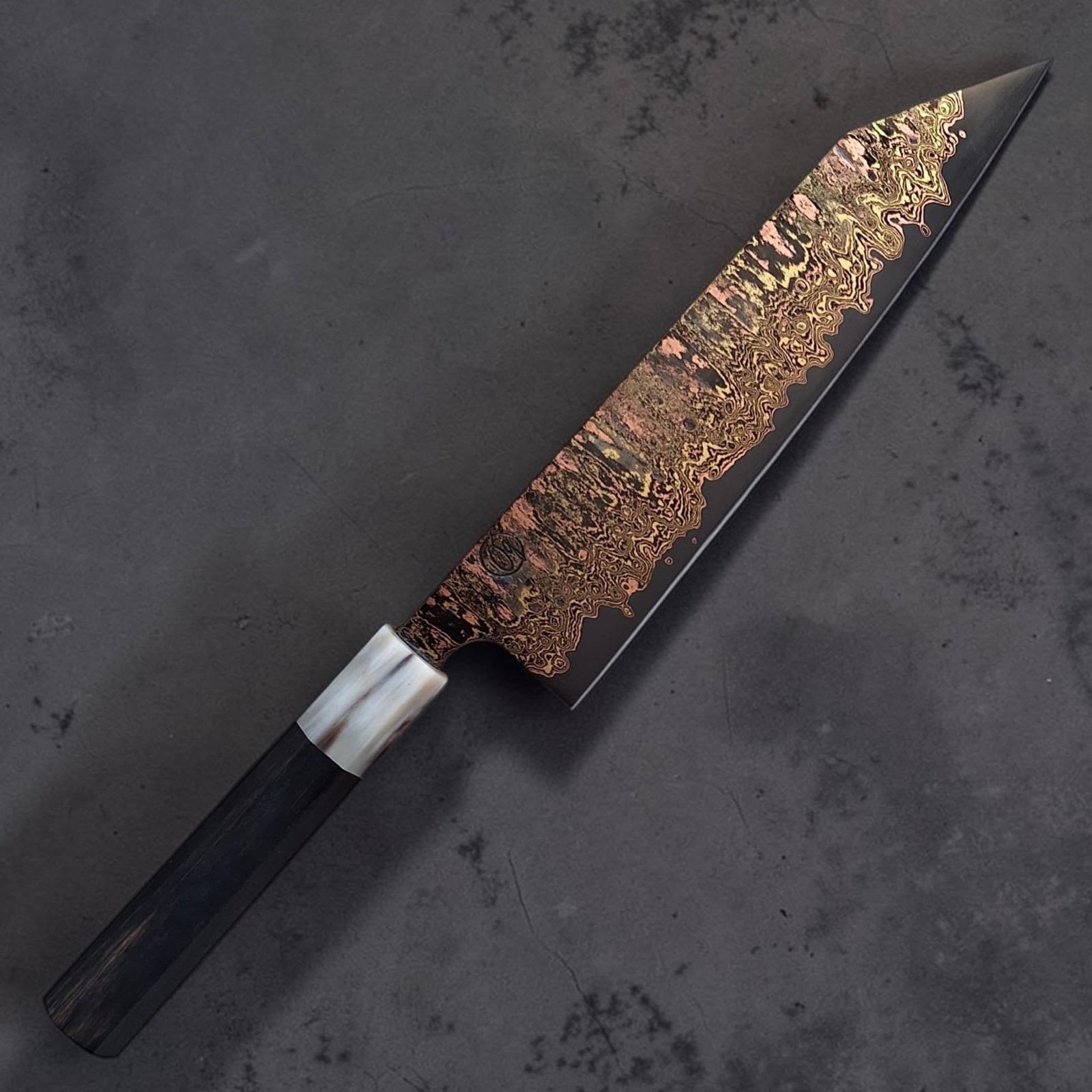 Angewinkelte Gesamtansicht des Tu Nguyen 210mm rainbow Damascus kiritsuke gyuto