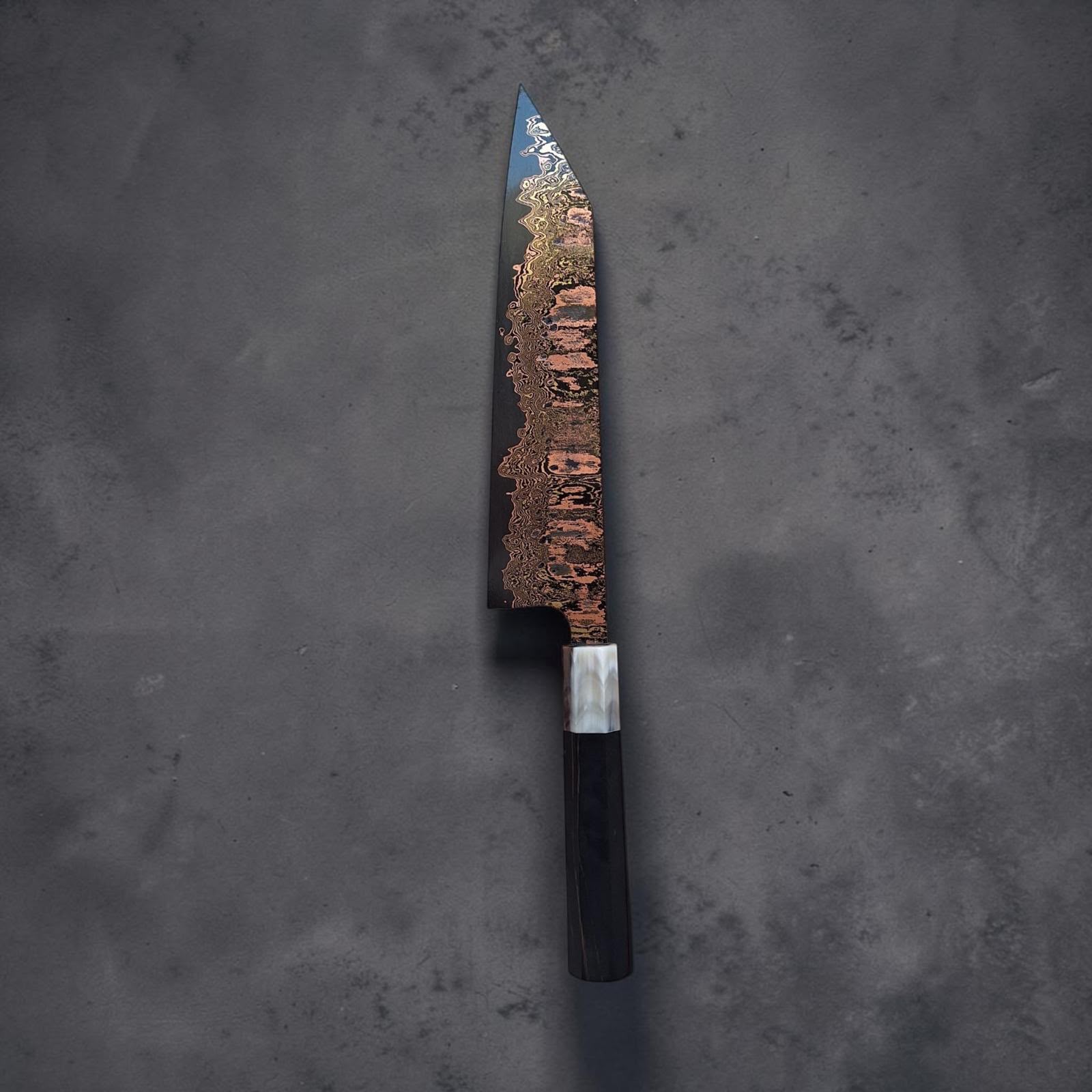 Vollständige Draufsicht auf das Tu Nguyen rainbow Damascus kiritsuke gyuto 210mm