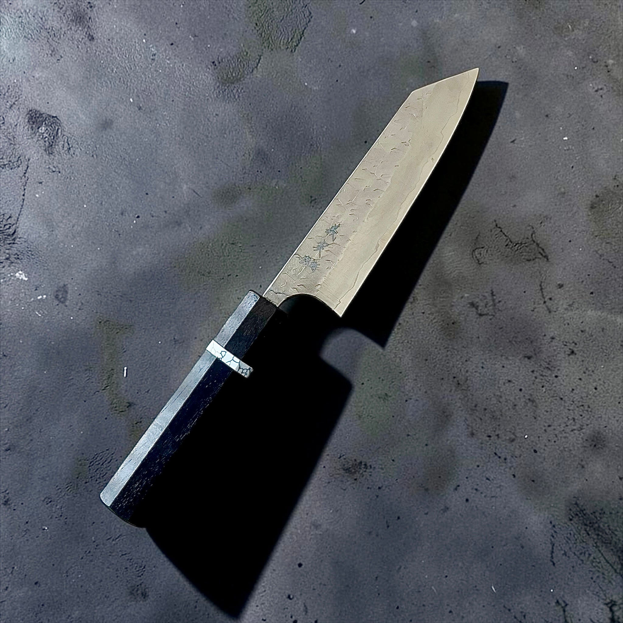 Vista completa angolata dello Yoshimi Kato Hyo SG2 130mm ko-bunka con K-tip