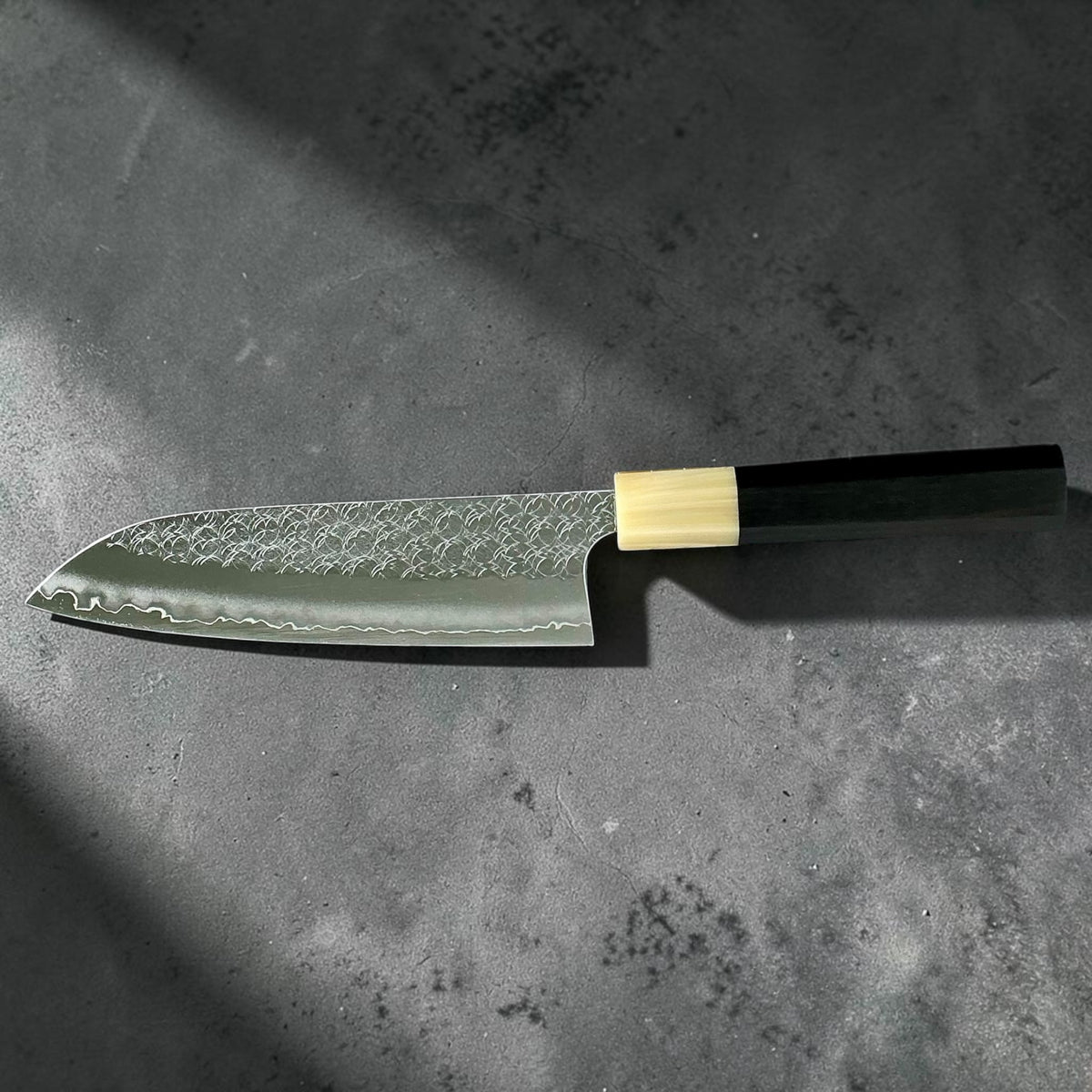 Yoshimi Kato SG2 Minamo Santoku 165 mm, Mono Ebony & Buffalo Horn, side profile #handle_mono ebony & buffalo horn