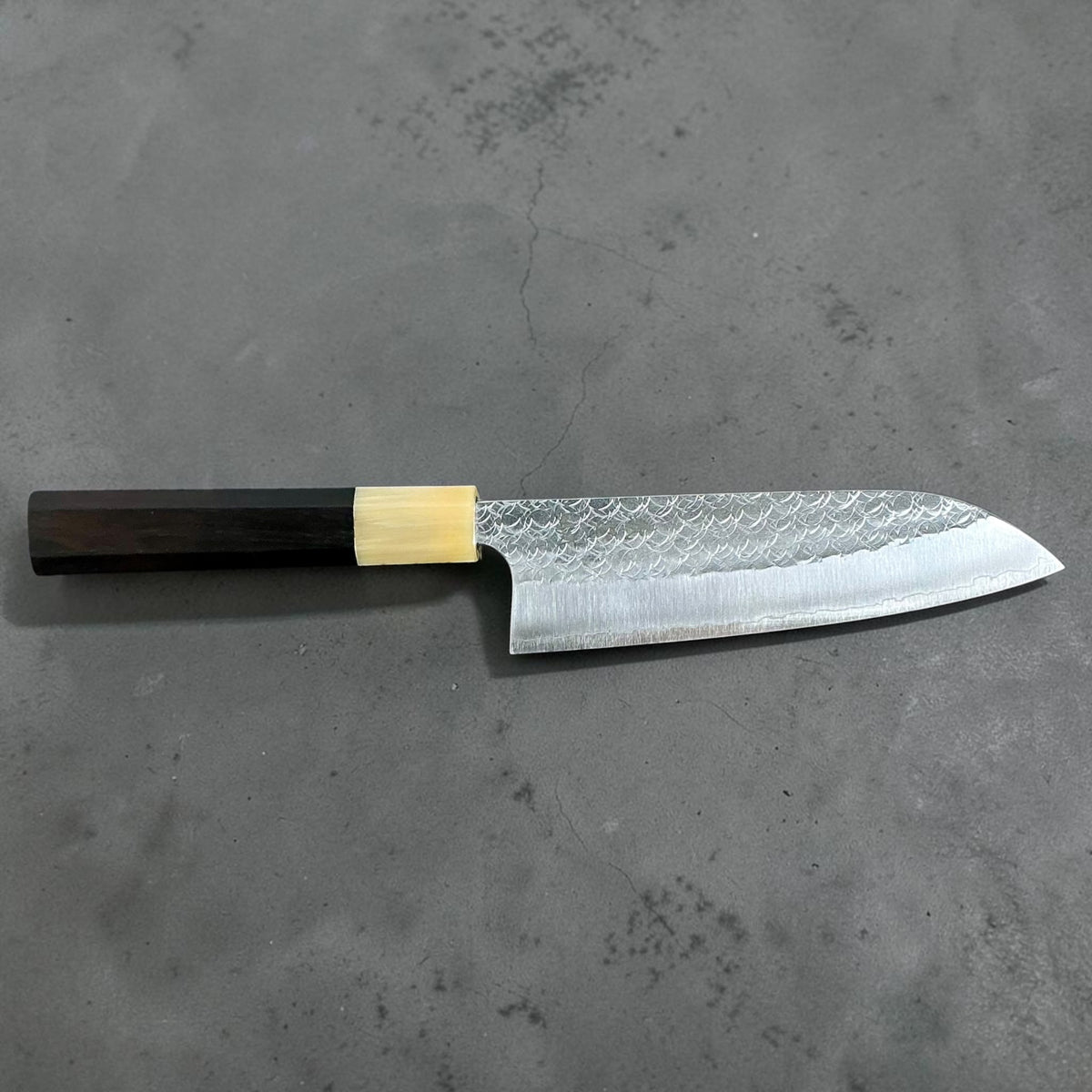 Yoshimi Kato SG2 Minamo Santoku 165 mm, Mono Ebony & Buffalo Horn, reverse side profile #handle_mono ebony & buffalo horn