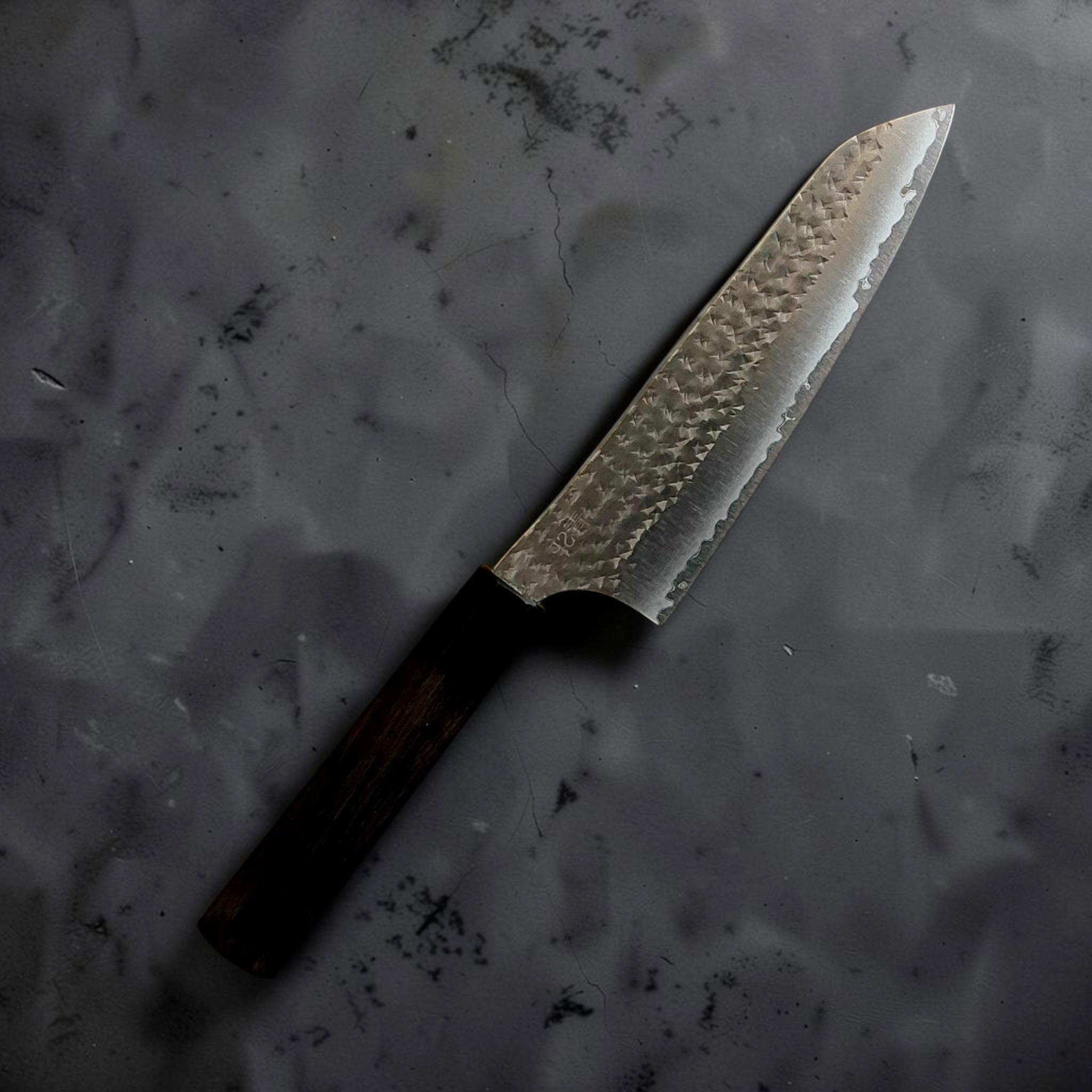 Vista angolata dello Yu Kurosaki Kokusen AS 170mm bunka che mette in risalto la precisa punta K-tip