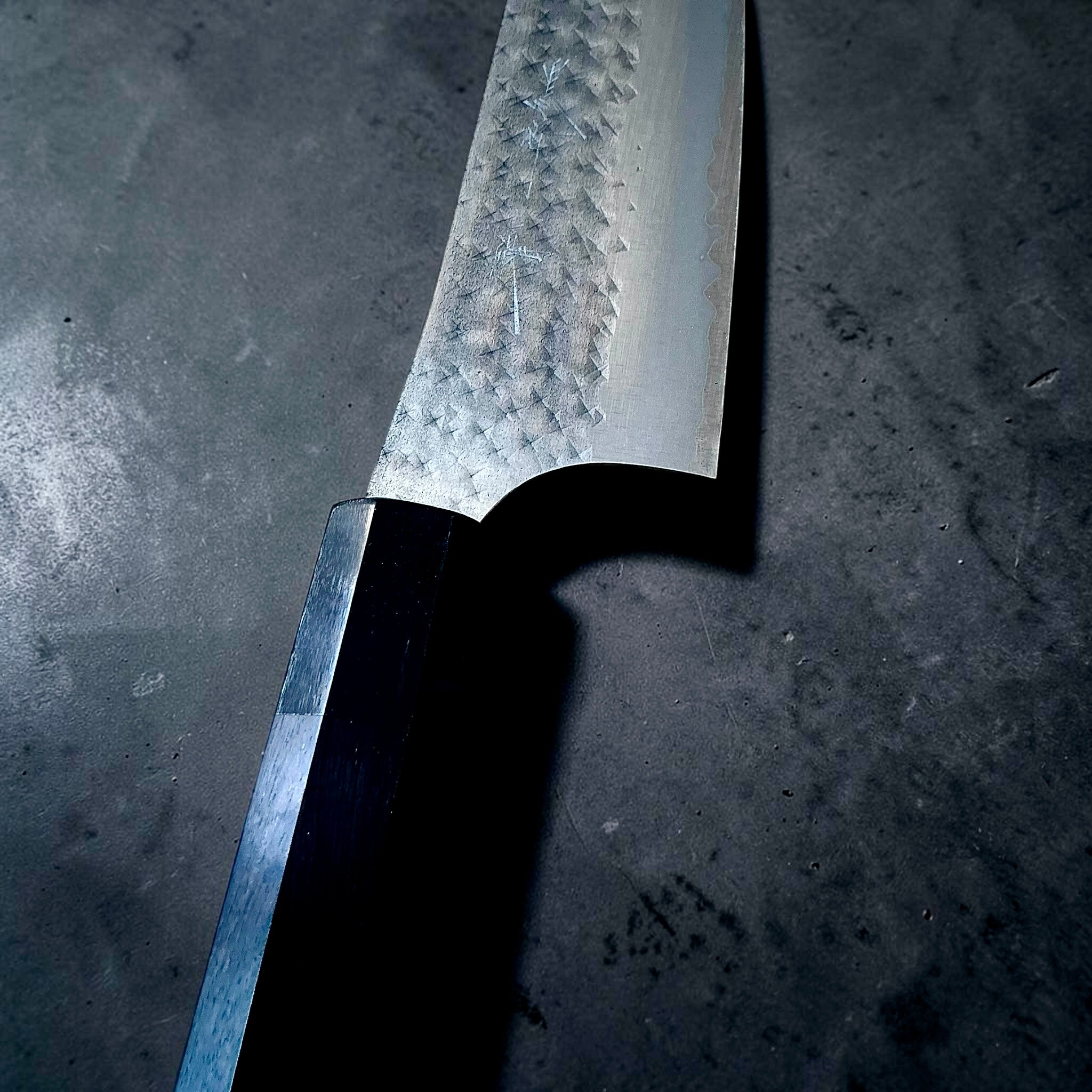 Close-up van de lemmetgravure van Yu Kurosaki en de zwarte ferrule van buffelhoorn