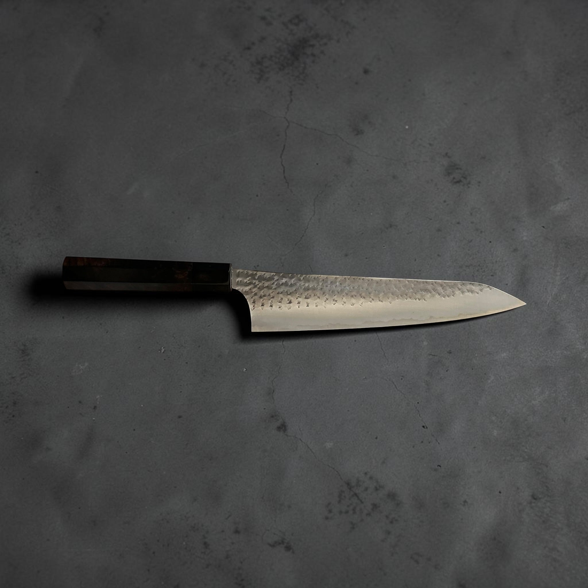 Yu Kurosaki Kokusen AS Gyuto 210mm met ebbenhouten en buffelhoornen heft — volledig mes