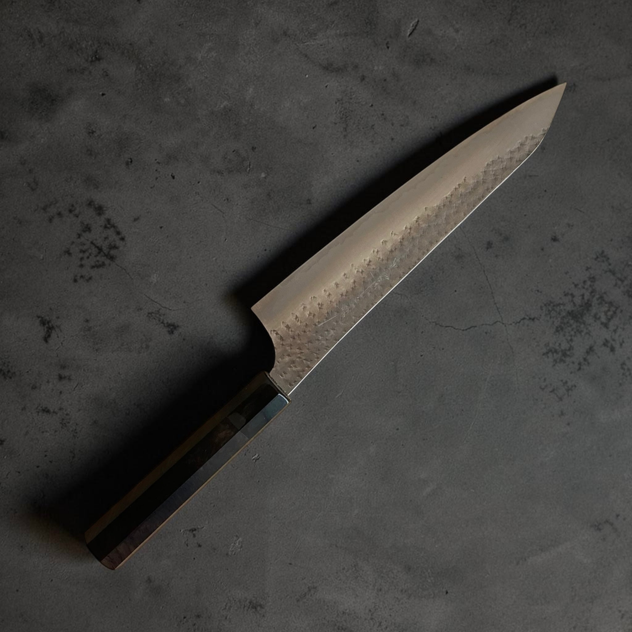 Yu Kurosaki Kokusen AS Gyuto 210mm — vista angolata