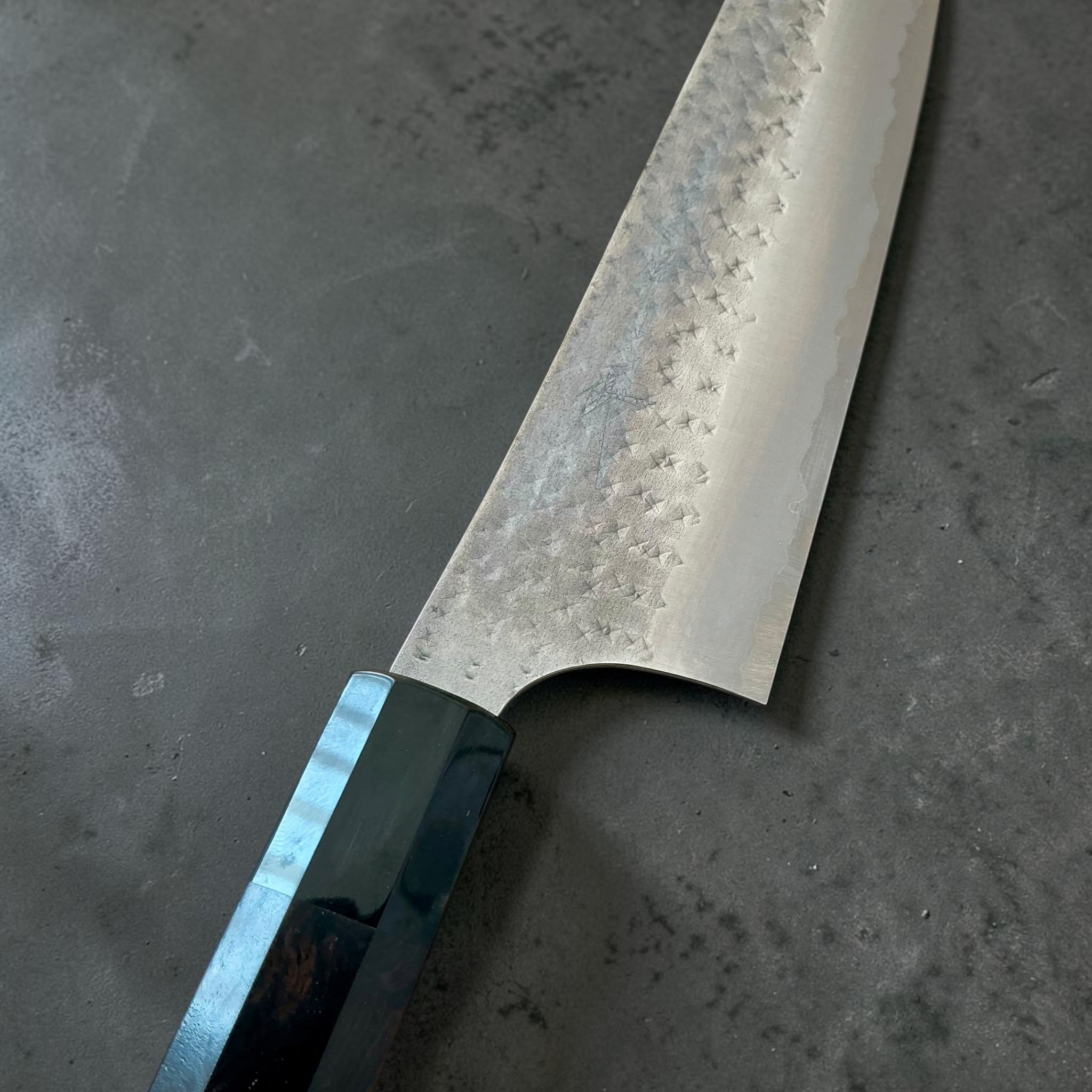 Yu Kurosaki Kokusen AS Gyuto 210mm — detail van lemmet en heft