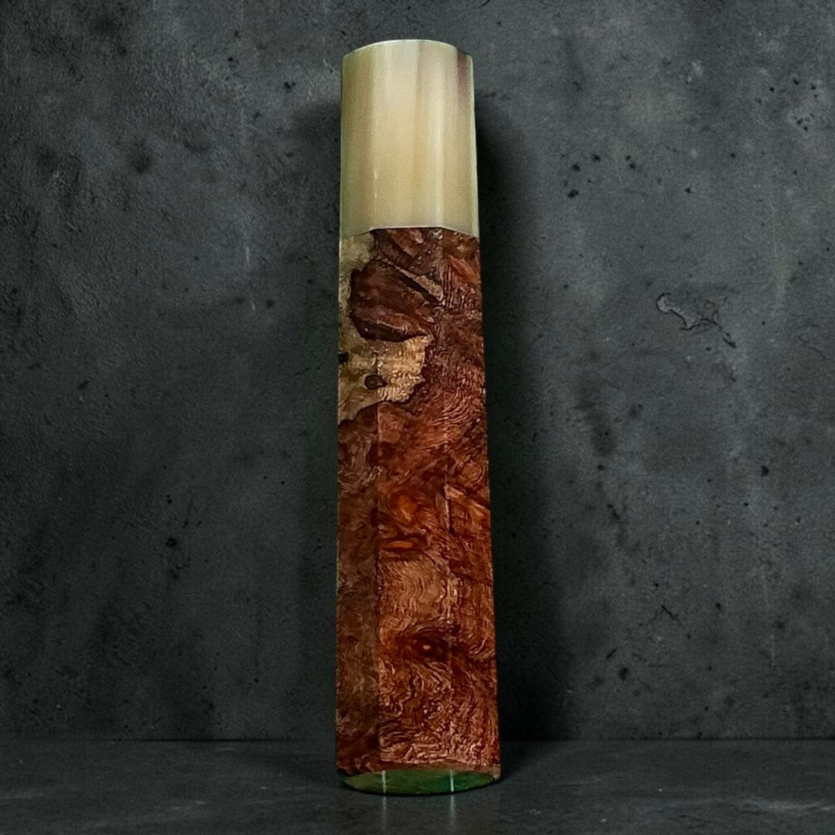 Amboyna con contrasto e corno wa manico No. 1, 113 mm. Legno bruno-rossastro profondo con densa figura vorticosa e una zona a contrasto pallido vicino alla ghiera, abbinato a corno crema leggera. #handle_no. 1 - 113 mm