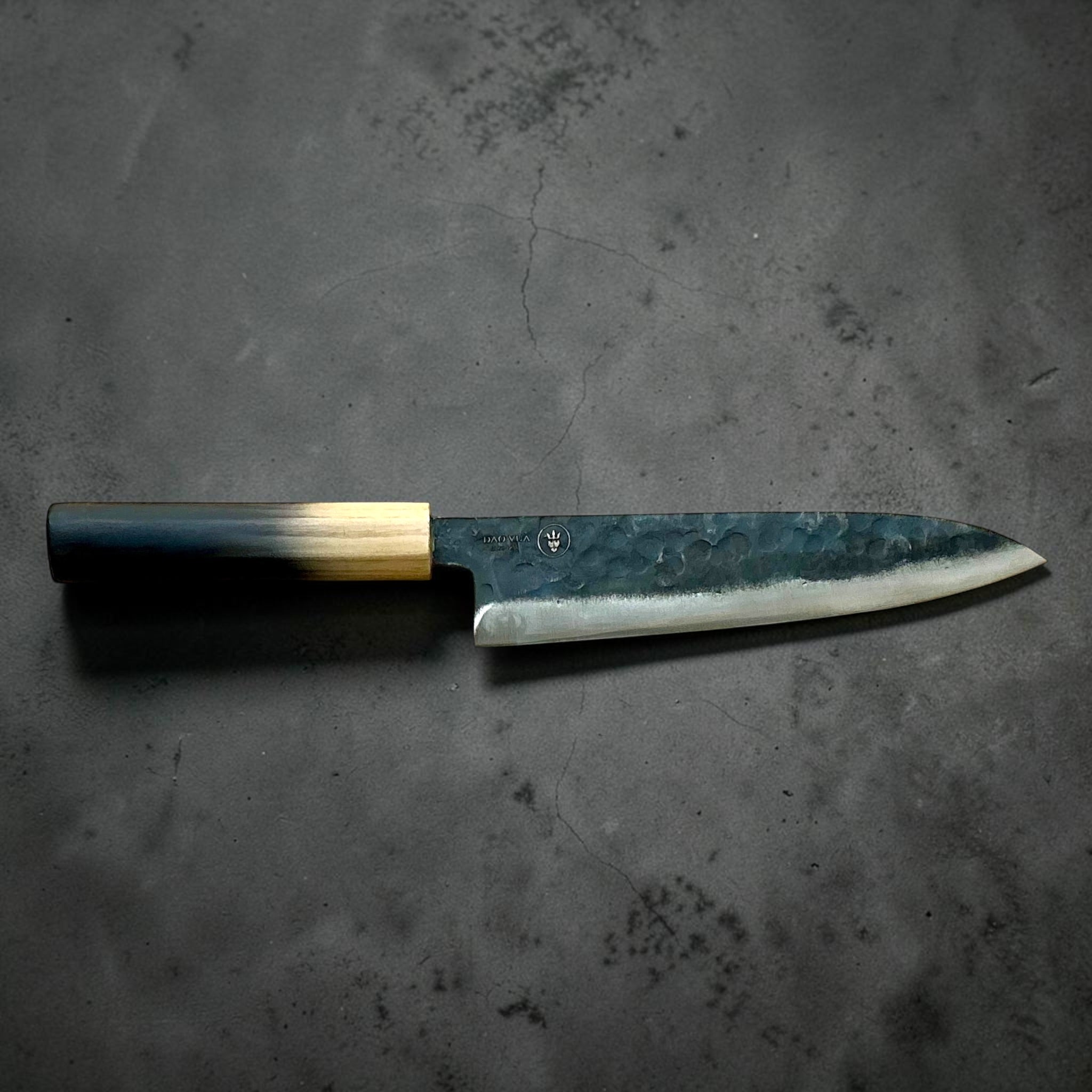Full profile of Dao Vua V3 Kuro Tsuchime Gyuto 210mm