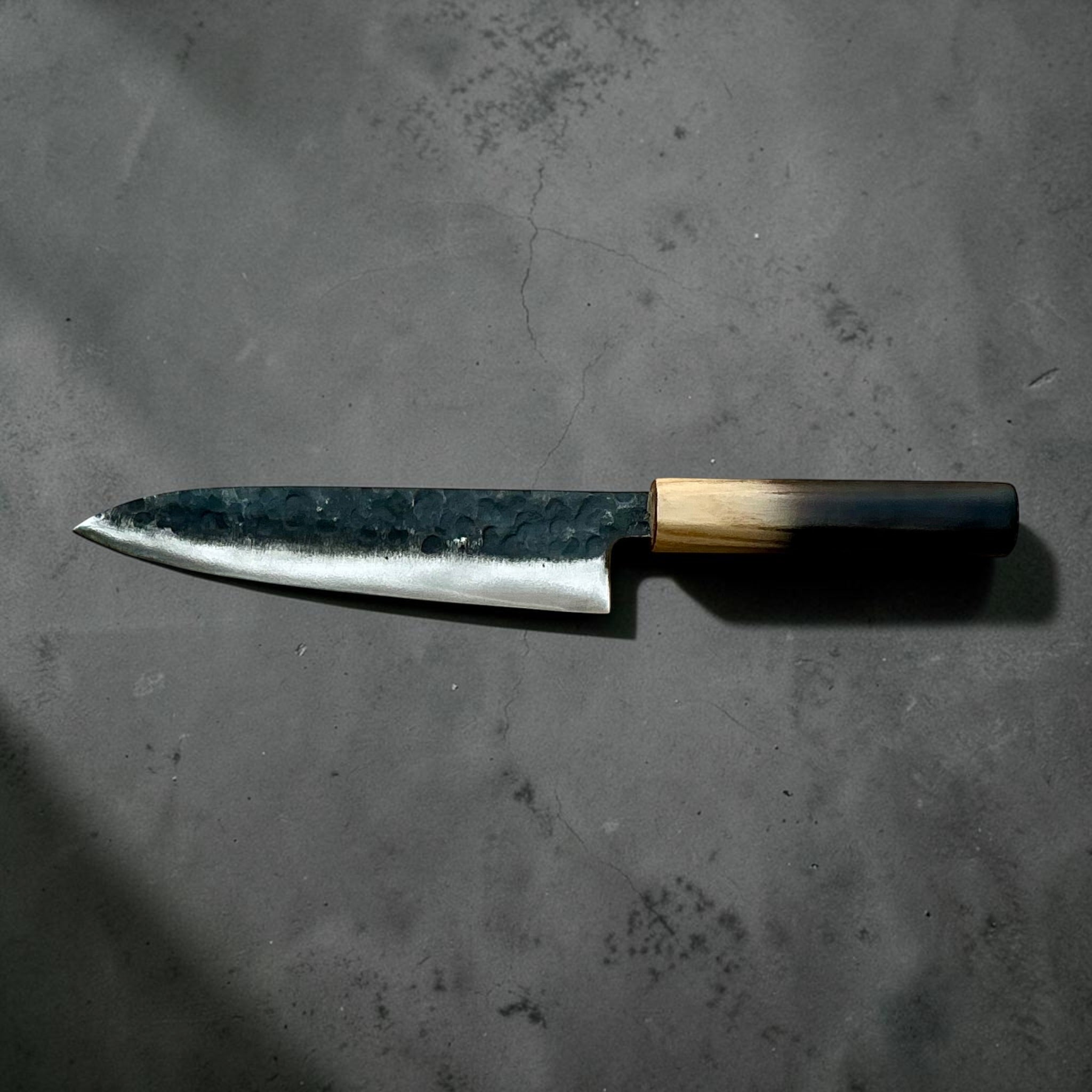 Reverse full profile of Dao Vua Kuro Tsuchime Gyuto 210mm with burnt wood handle