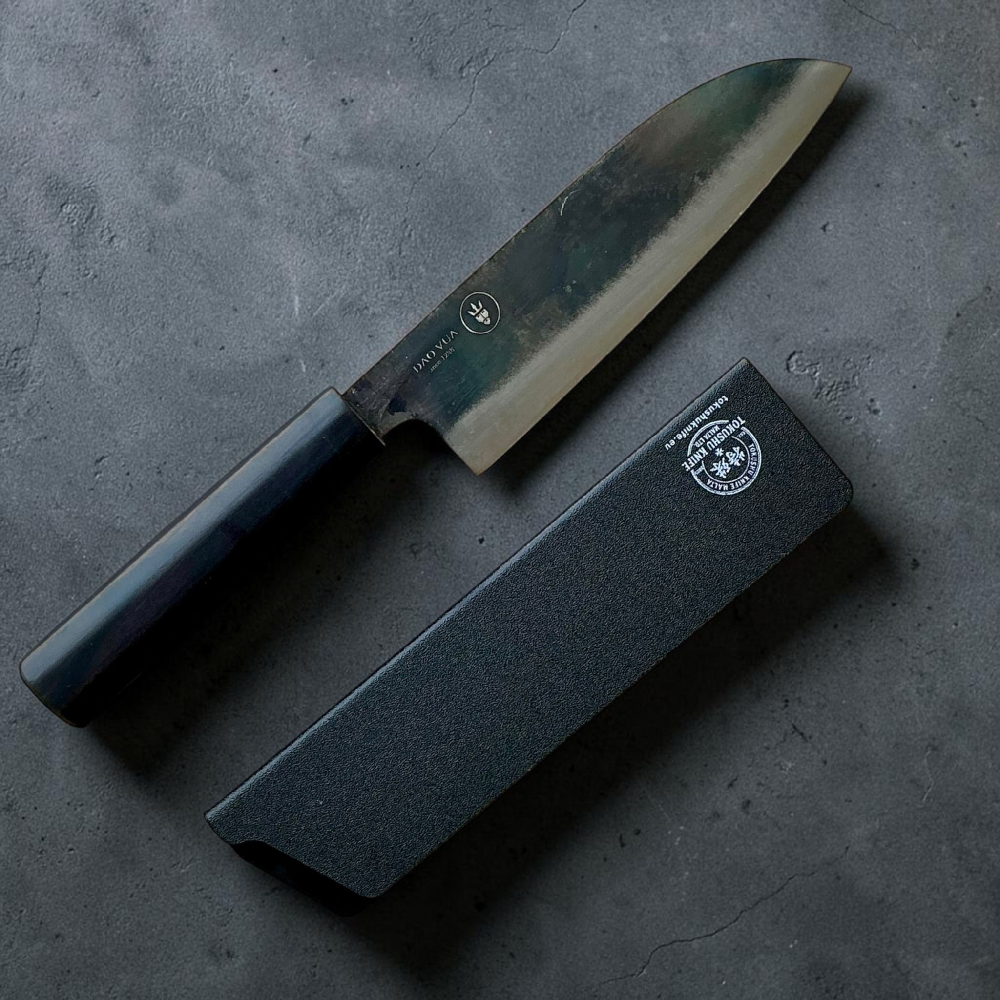 Dao Vua V3 Kuro Tsuchime Santoku with Tokushu Knife Malta blade guard - front