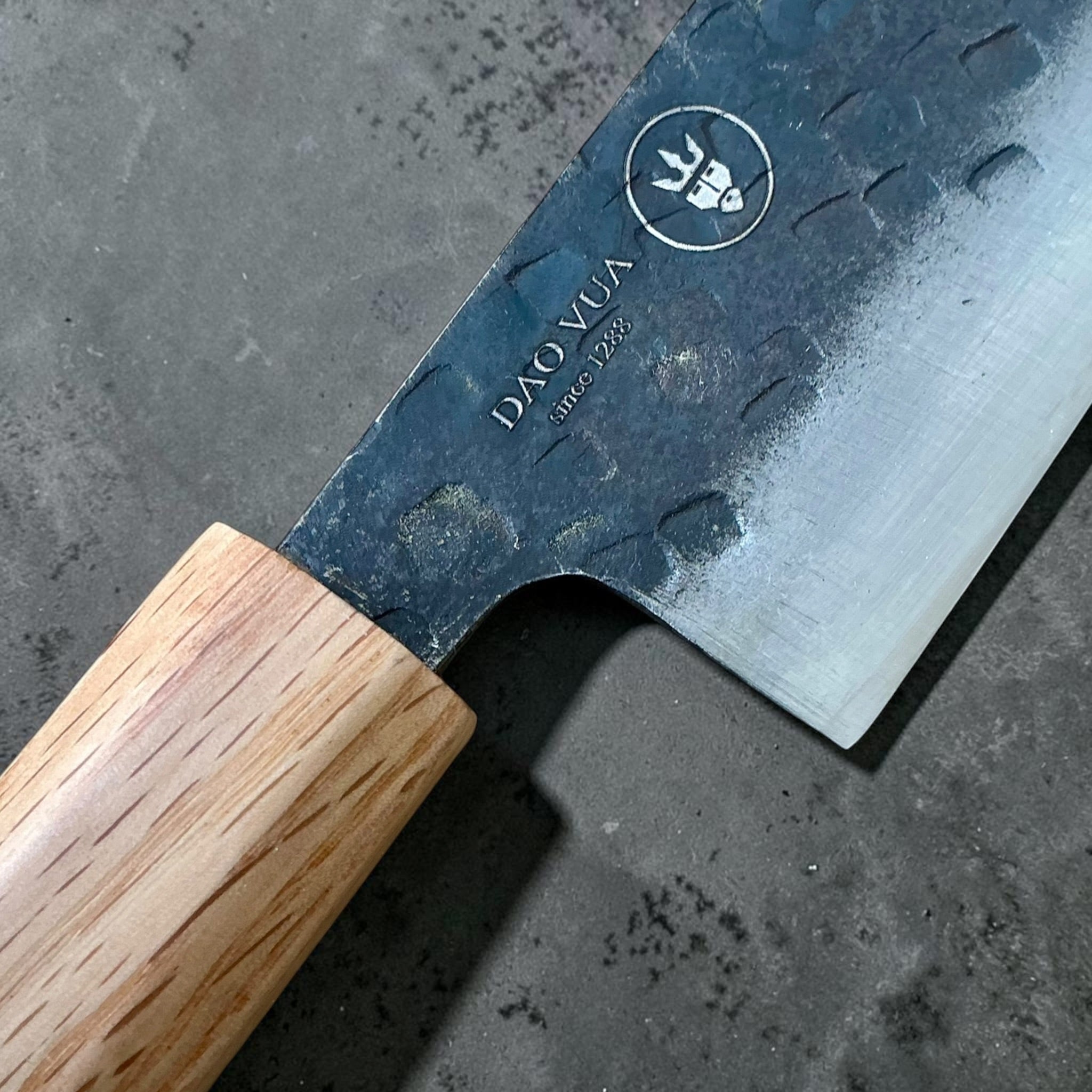 Dao Vua V3 52100 Kuro Tsuchime Santoku - maker's mark detail