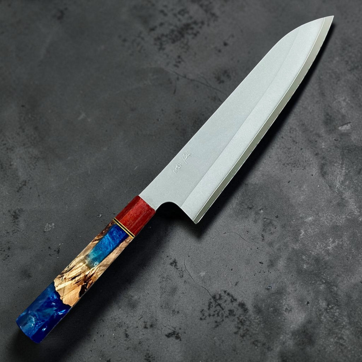 Daruma Hamono Ginsan No. 3 Migaki Gyuto 210mm met handvat van Prisma Ocean Blue, vooraanzicht. #handle_prisma ocean blue