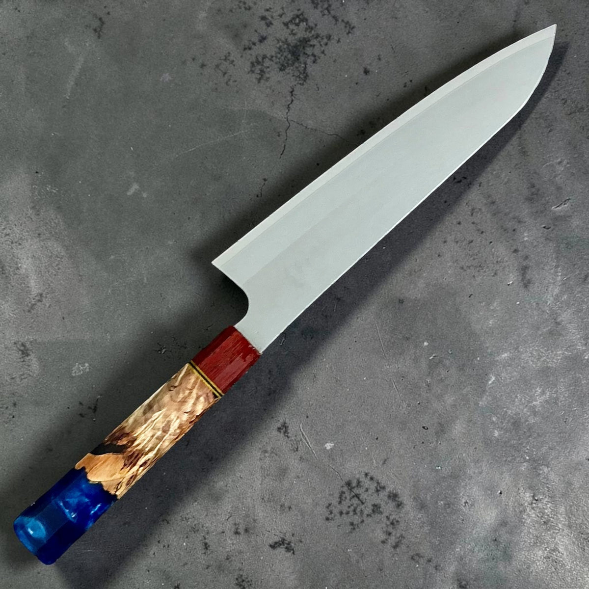 Daruma Hamono Ginsan No. 3 Migaki Gyuto 210mm met handvat van Prisma Ocean Blue, achteraanzicht. #handle_prisma ocean blue