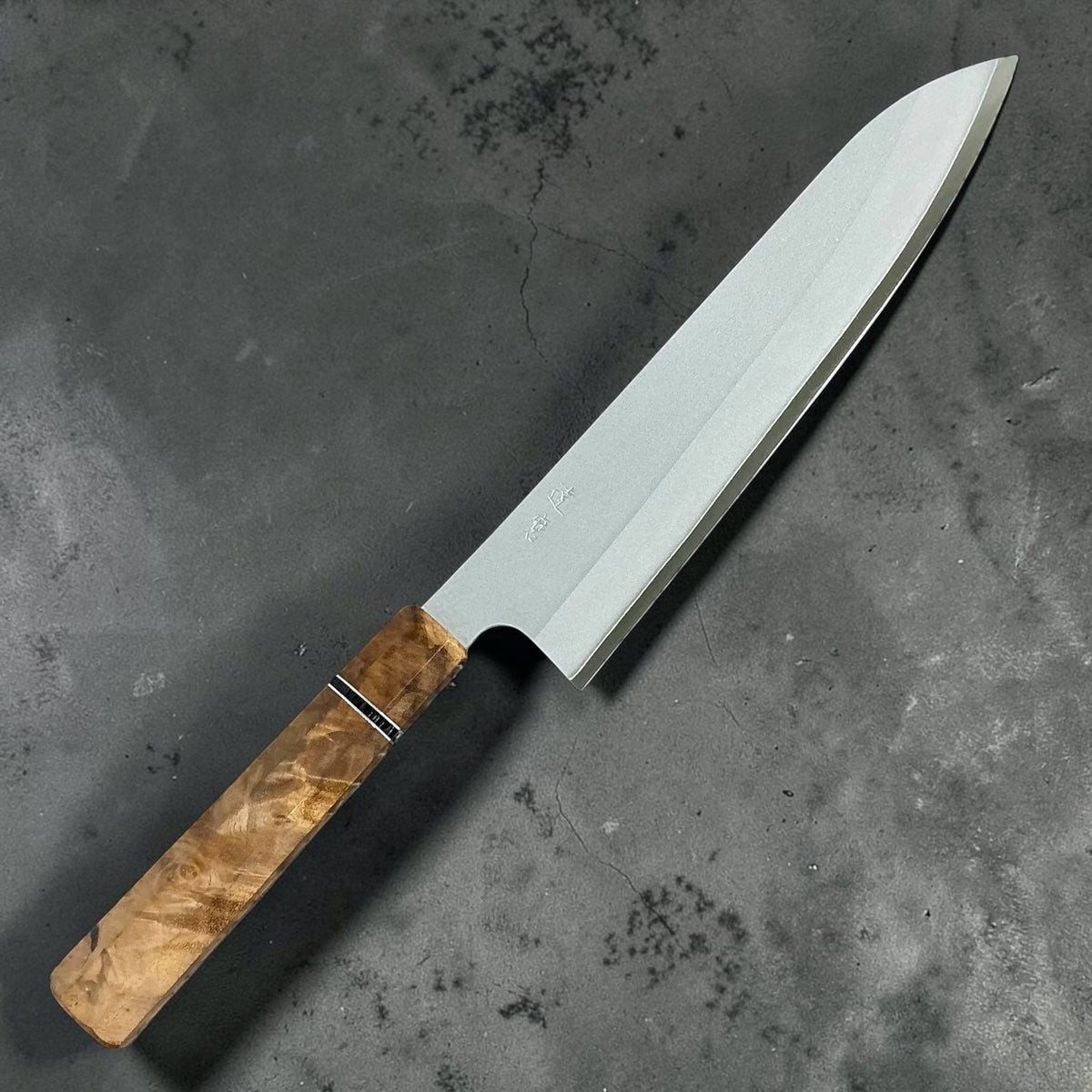 Daruma Hamono Ginsan No. 3 Migaki Gyuto 240mm avec manche en loupe dorée Prisma, vue de face. #handle_prisma golden burl