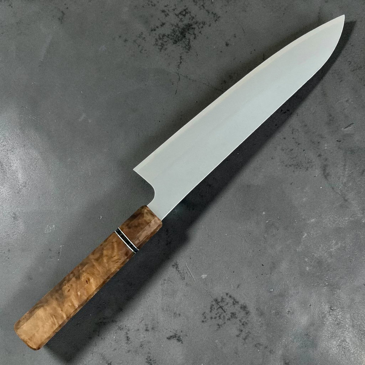 Daruma Hamono Ginsan No. 3 Migaki Gyuto 240mm avec manche en loupe dorée Prisma, vue de dos. #handle_prisma golden burl