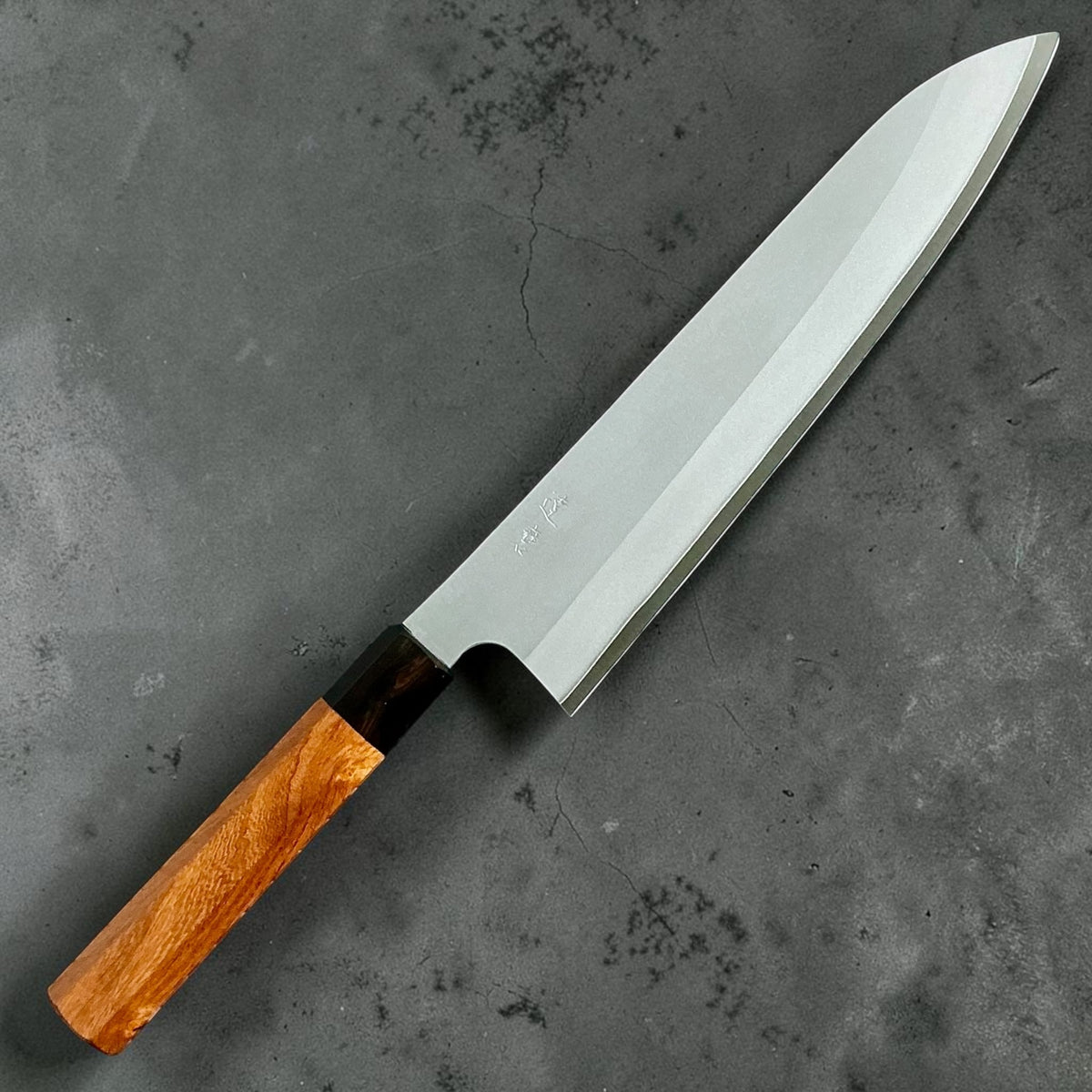 Daruma Hamono Ginsan No. 3 Migaki Gyuto 240mm avec manche en palissandre et ébène, vue de face. #handle_rosewood and ebony