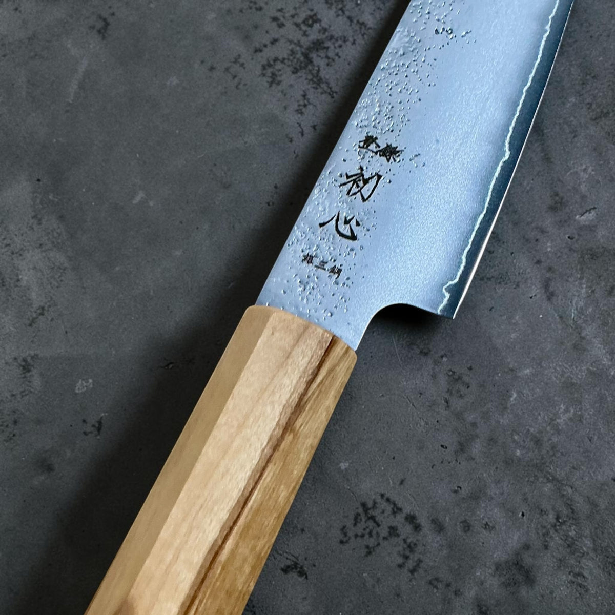 Hatsukokoro Ginrei Silver 3 Kiritsuke Petty 125mm: Nashiji blade finish, maker markings and mono olive wood handle close-up