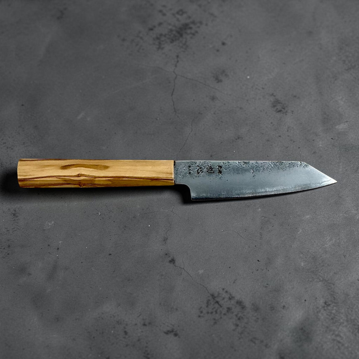 Hatsukokoro Ginrei Silver 3 Kiritsuke Petty 125mm: Full knife side profile with maker markings