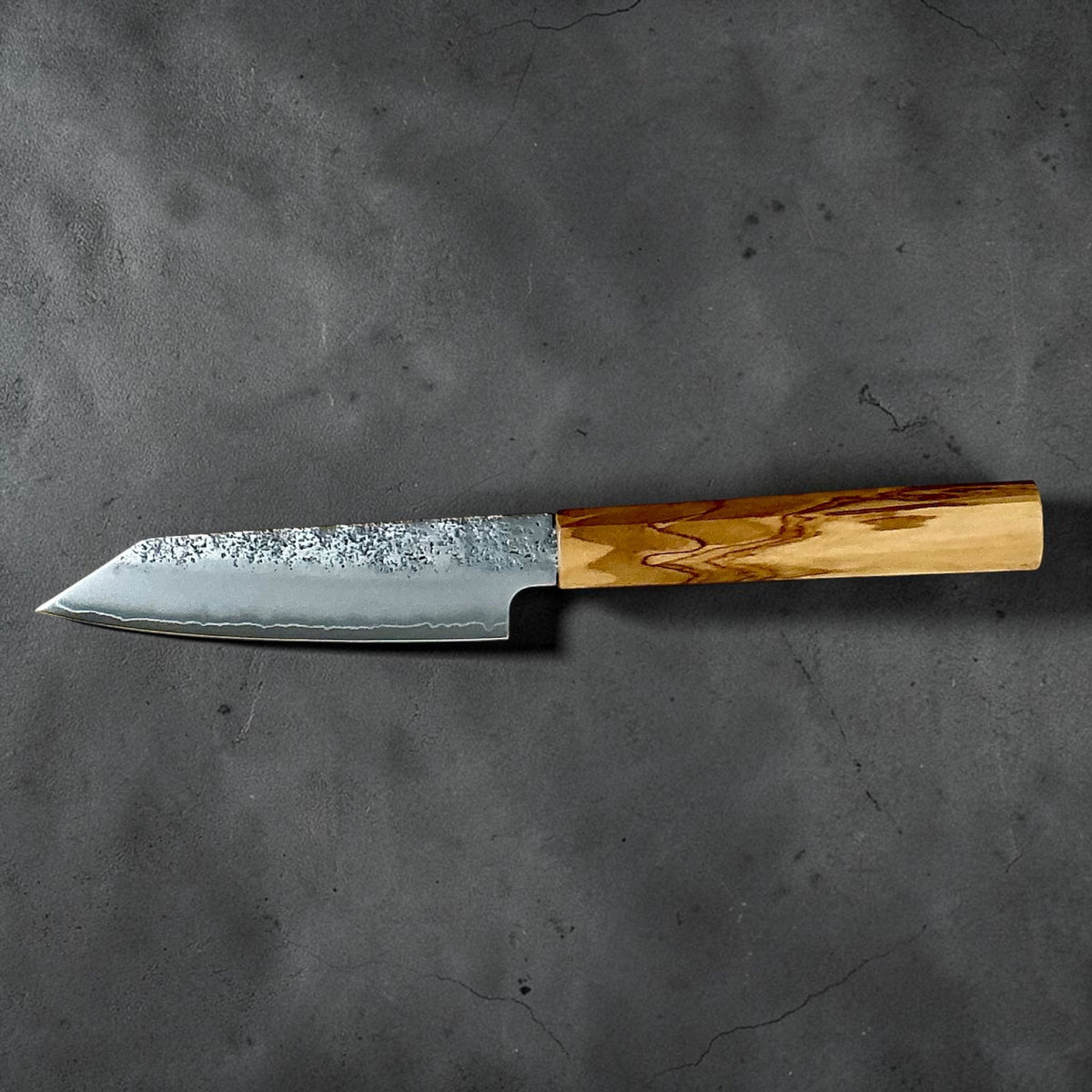 Hatsukokoro Ginrei Silver 3 Kiritsuke Petty 125mm: Reverse side blade profile and olive wood grain