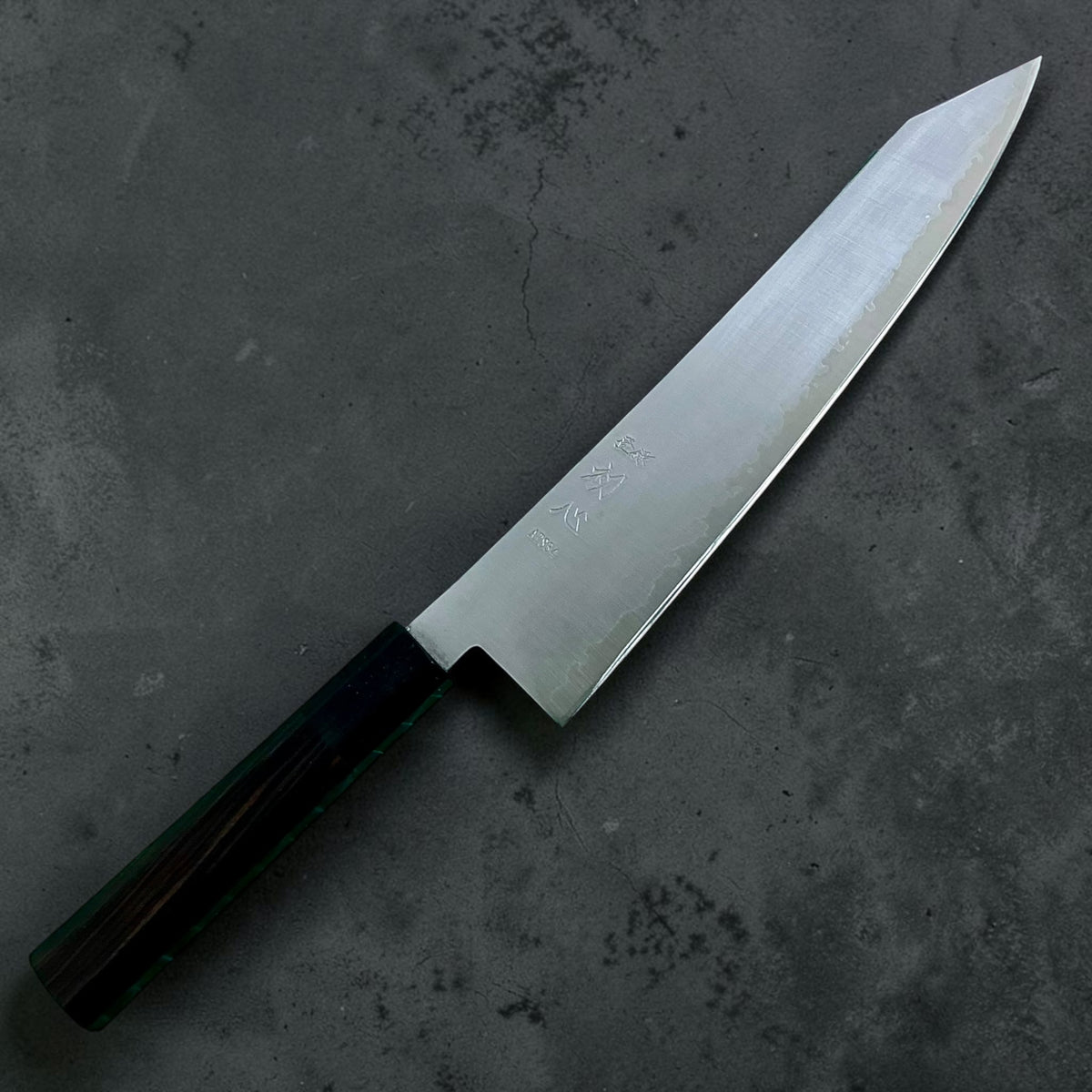 Hatsukokoro Hayabusa ATS-34 Migaki Kiritsuke 240 mm, Amboyna e corno, vista frontale #handle_amboyna & horn