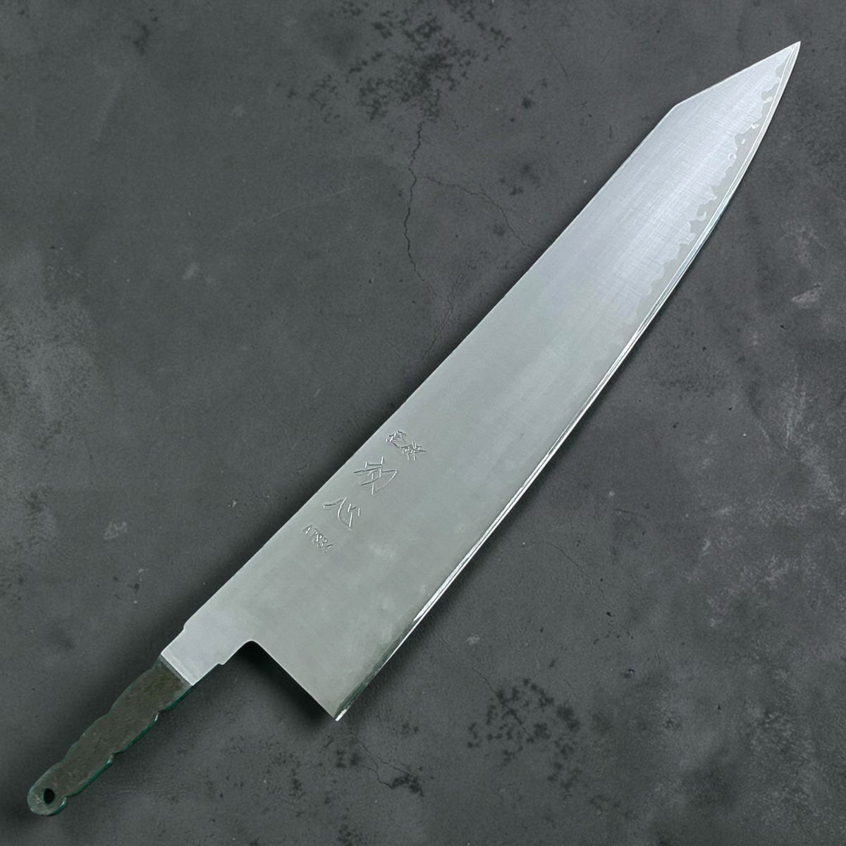 Hatsukokoro Hayabusa ATS-34 Migaki Kiritsuke 240 mm, sola lama, vista frontale con codolo esposto #handle_blade only