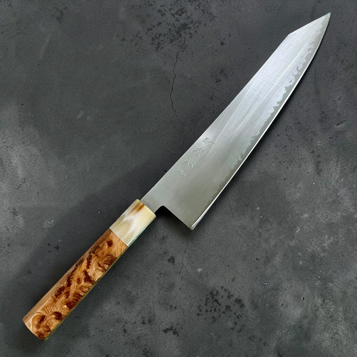 Hatsukokoro Hayabusa ATS-34 Migaki Kiritsuke 240 mm, cipresso e corno, vista frontale #handle_cypress & horn