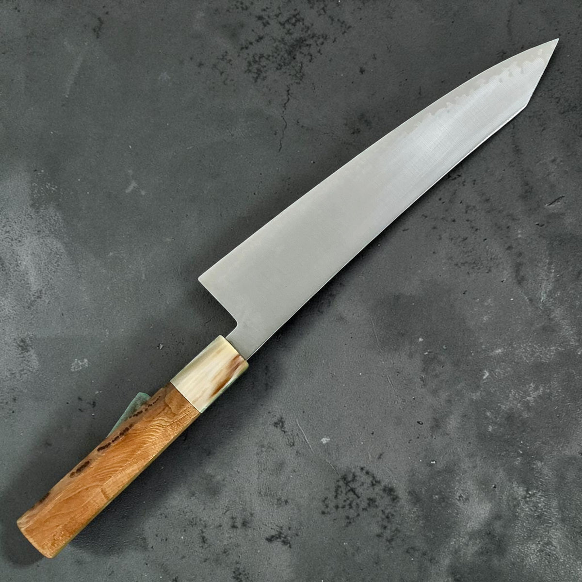 Hatsukokoro Hayabusa ATS-34 Migaki Kiritsuke 240 mm, cipresso e corno, vista posteriore #handle_cypress & horn